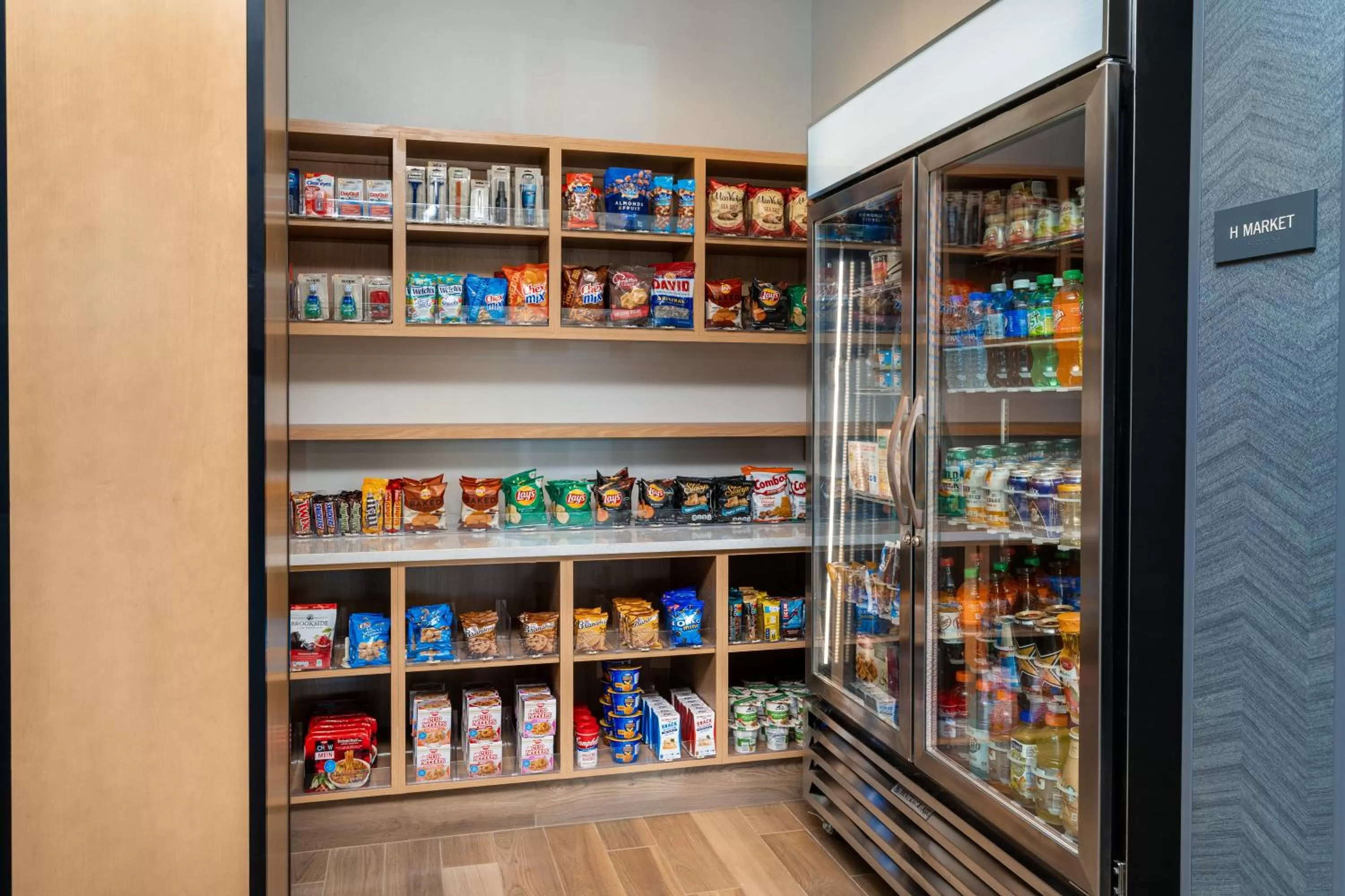 On-site shops in Hyatt House Nashville Airport