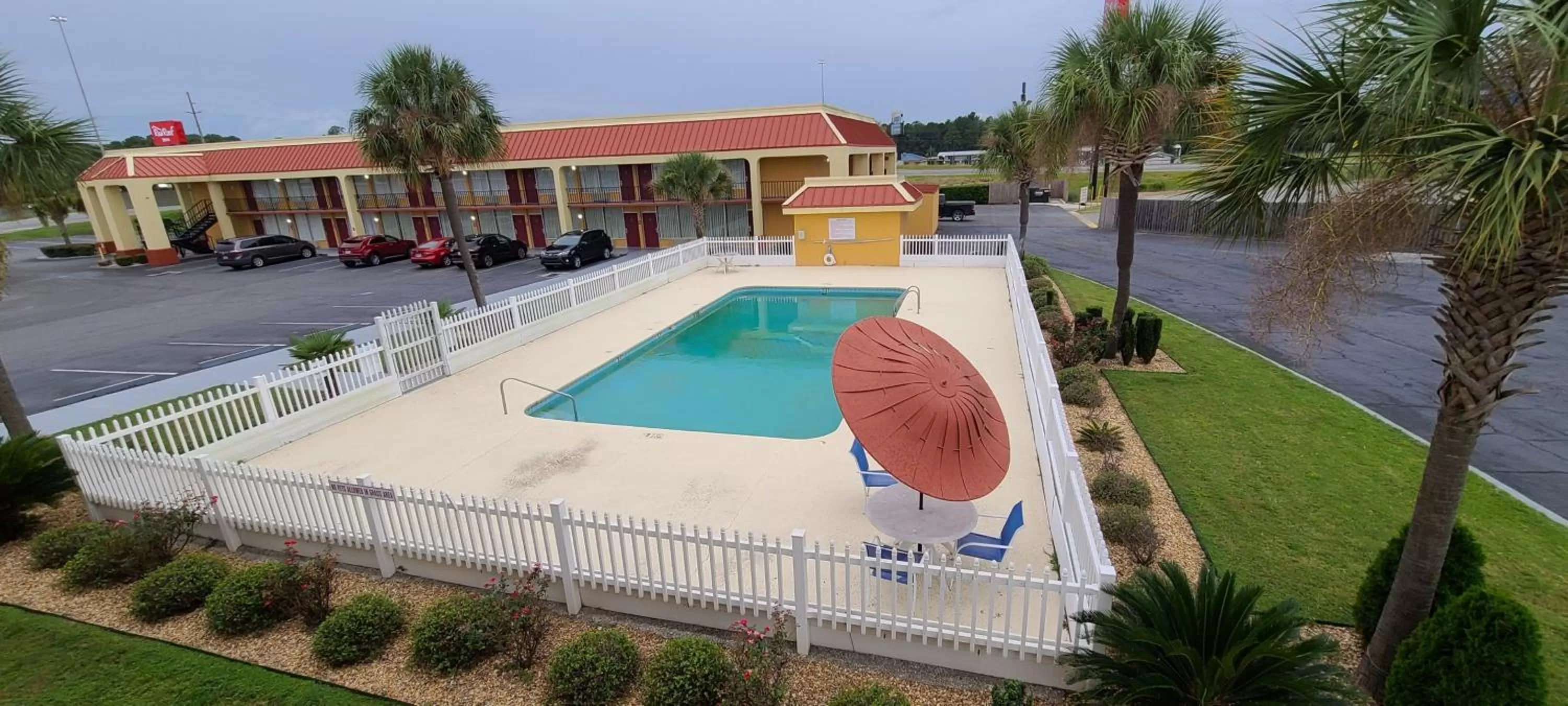 Swimming pool in Red Roof Inn Tifton