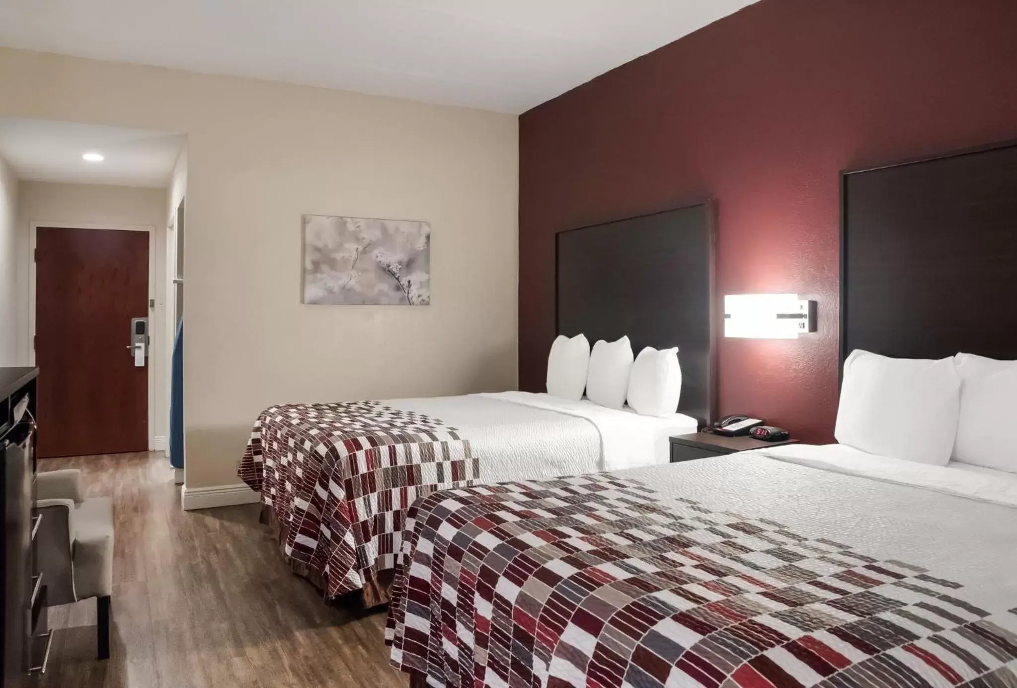 Deluxe Room with Two Queen Beds Disability Access Roll-In Shower Non-Smoking in Red Roof Inn Tupelo Deluxe Room with Two Queen Beds Disability Access Roll-In Shower Non-Smoking in Red Roof Inn Tupelo