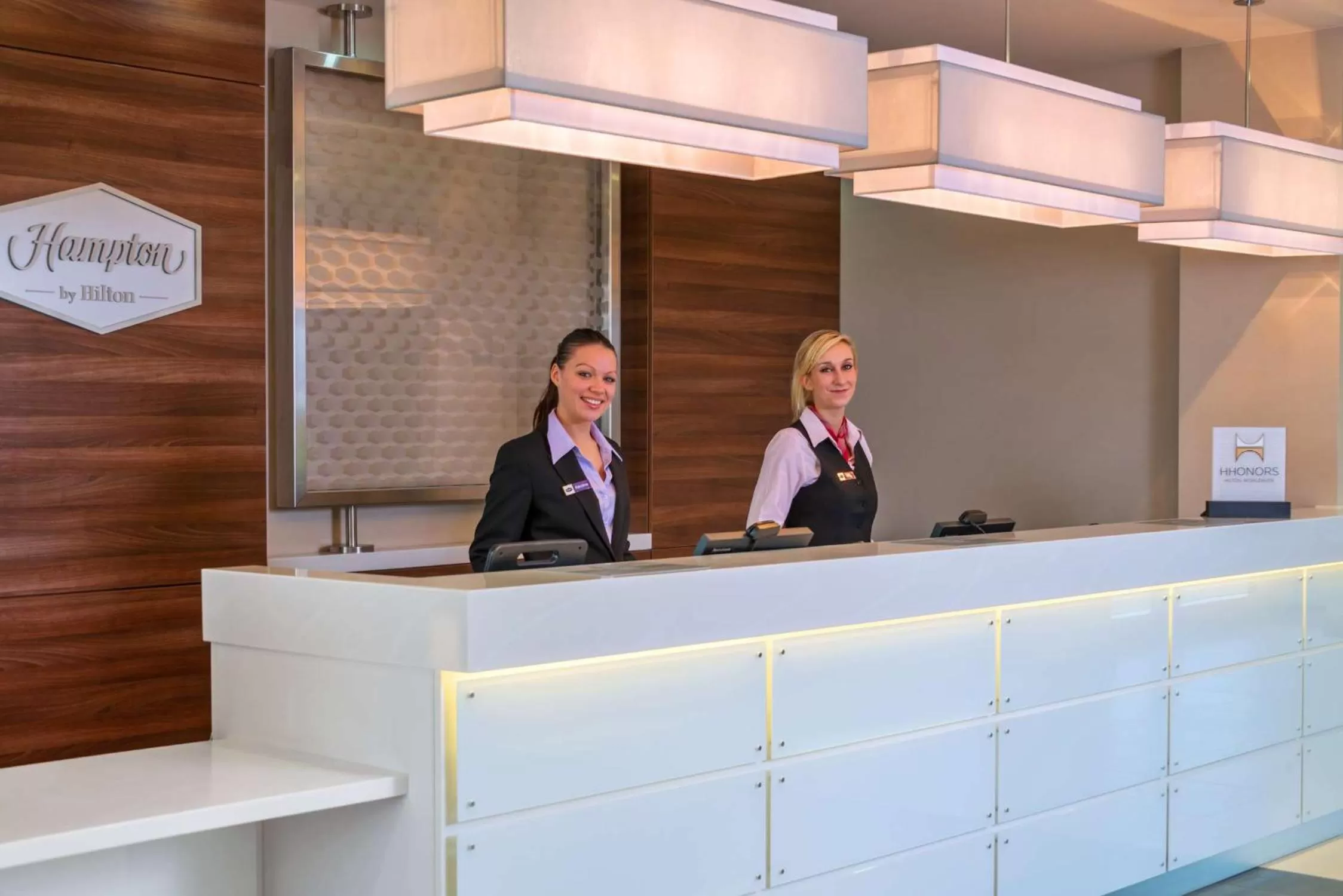 Lobby or reception in Hampton by Hilton Luton Airport