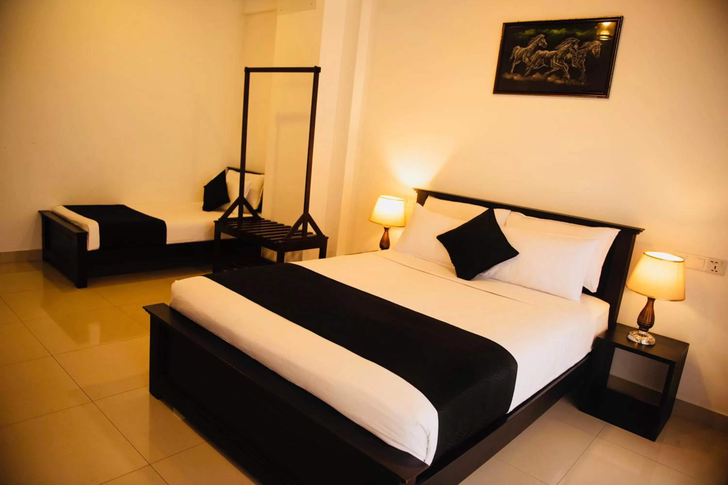 Photo of the whole room, Bed in 49 Ella