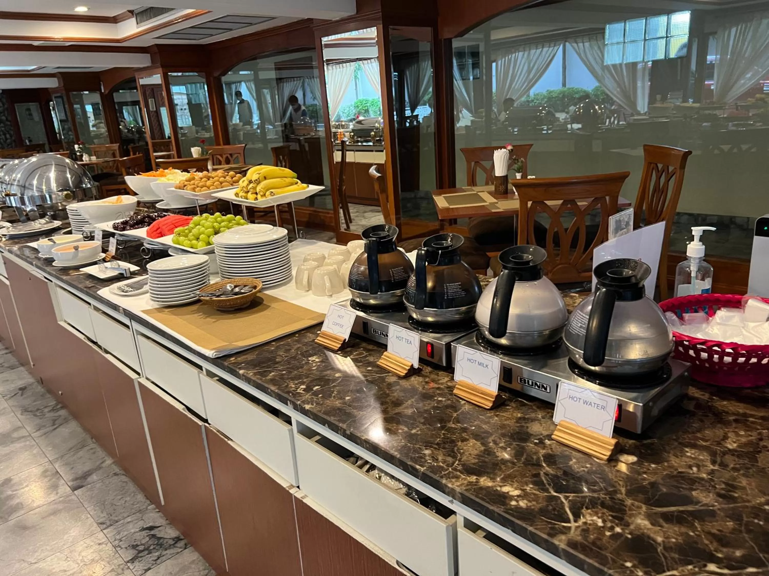 Restaurant/places to eat in PJ Watergate Hotel