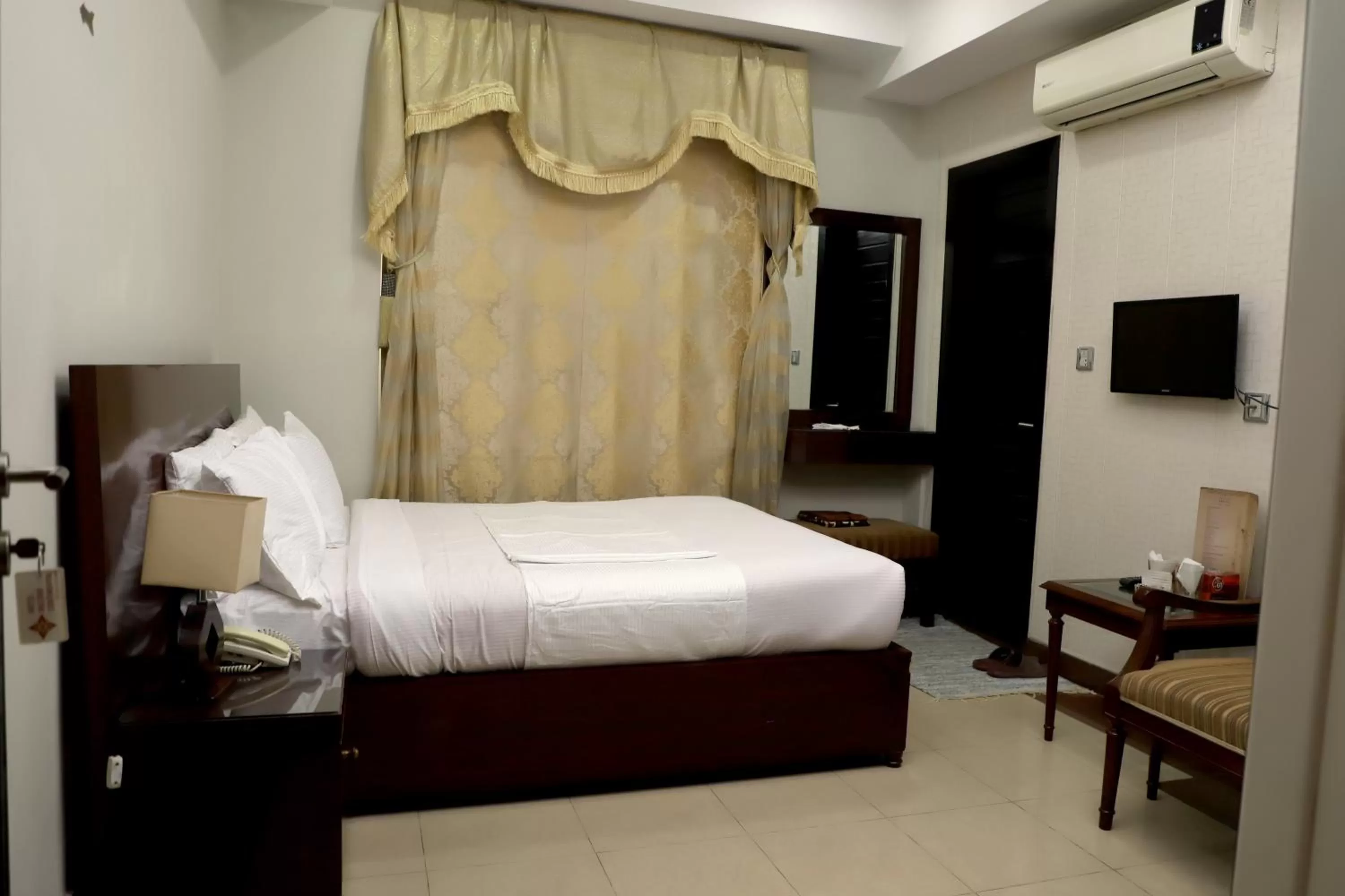 Bed in Hotel Multan Continental