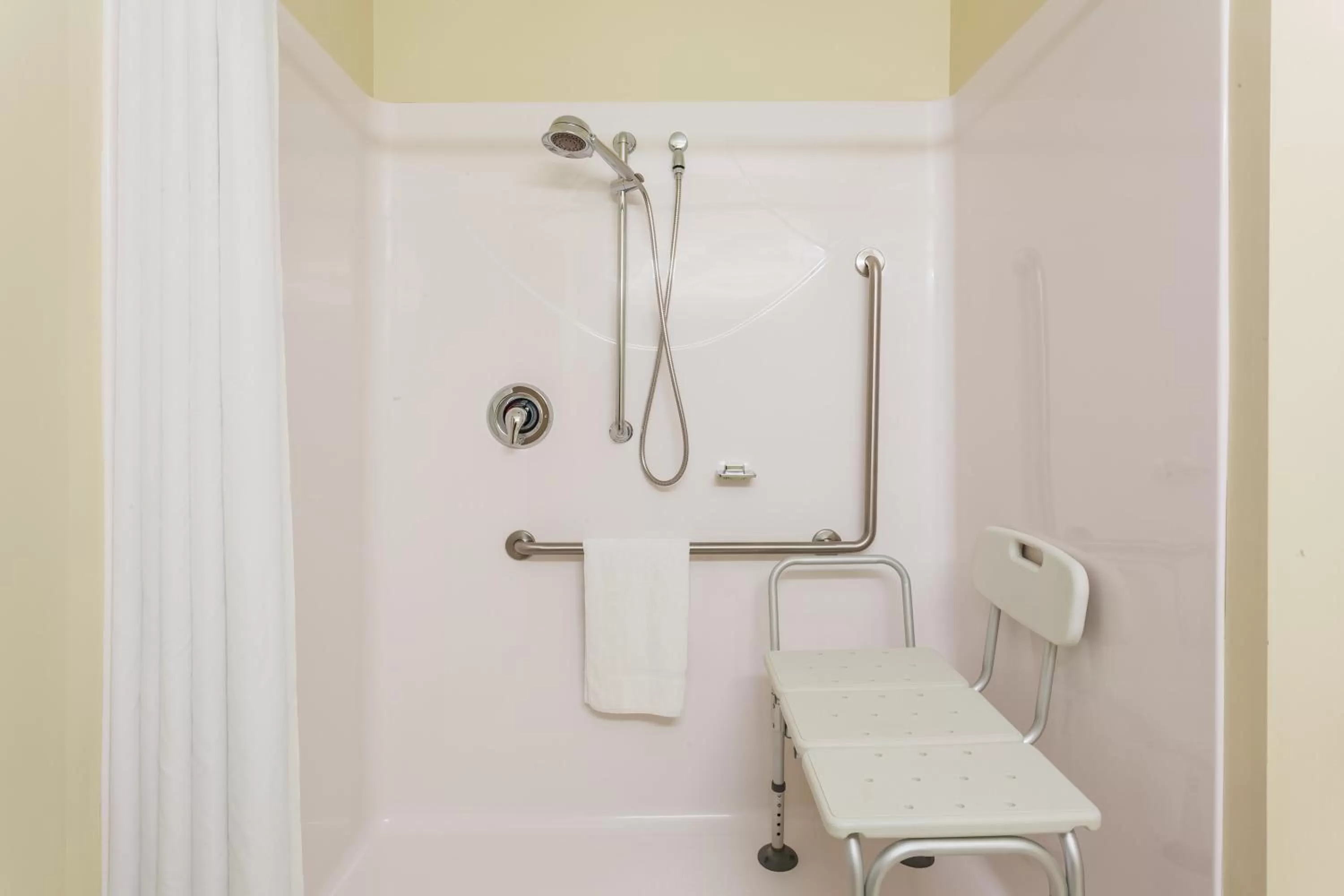 Photo of the whole room in Super 8 by Wyndham Campbellton NB