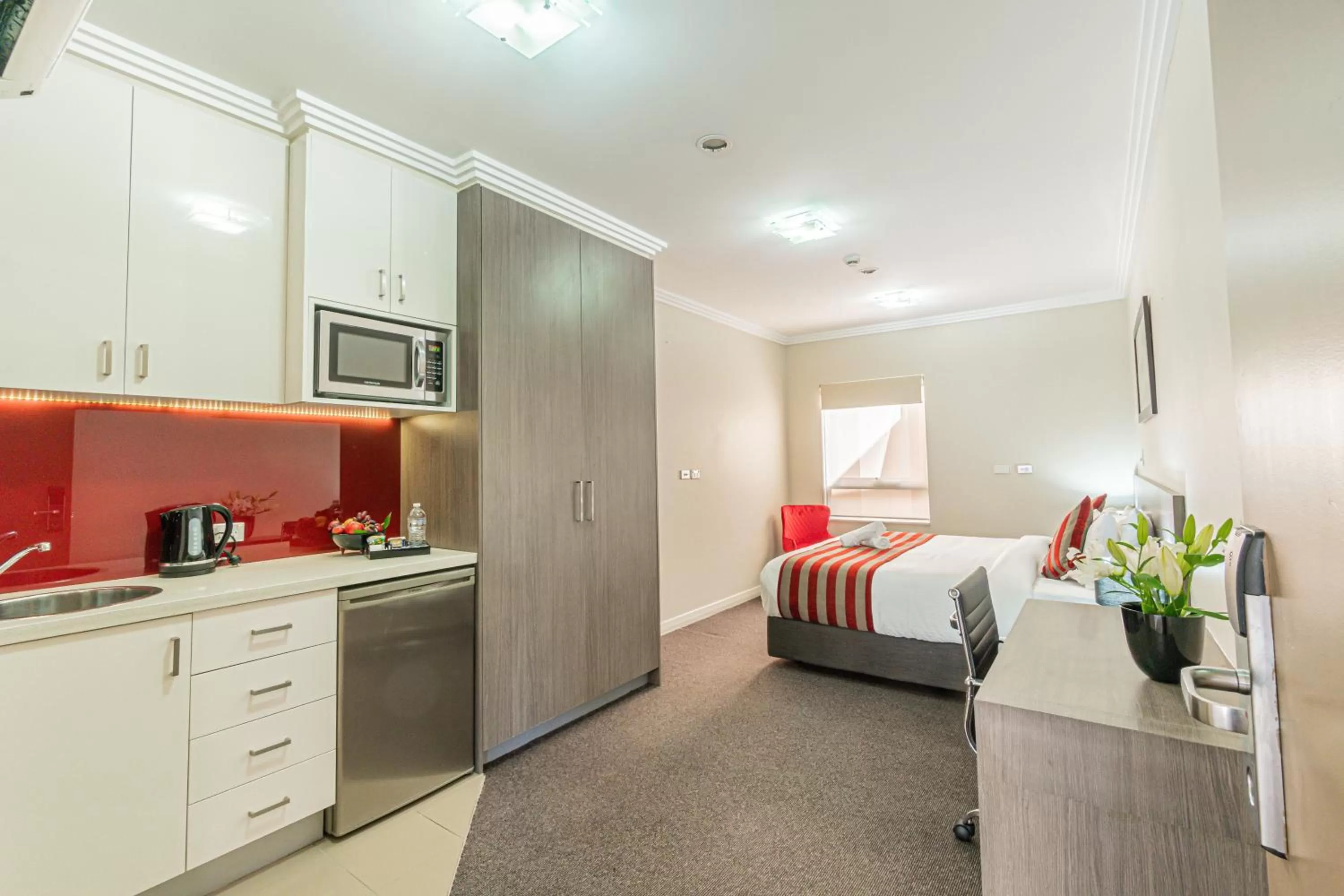 Kitchen or kitchenette, Bed in Best Western Plus Camperdown Suites