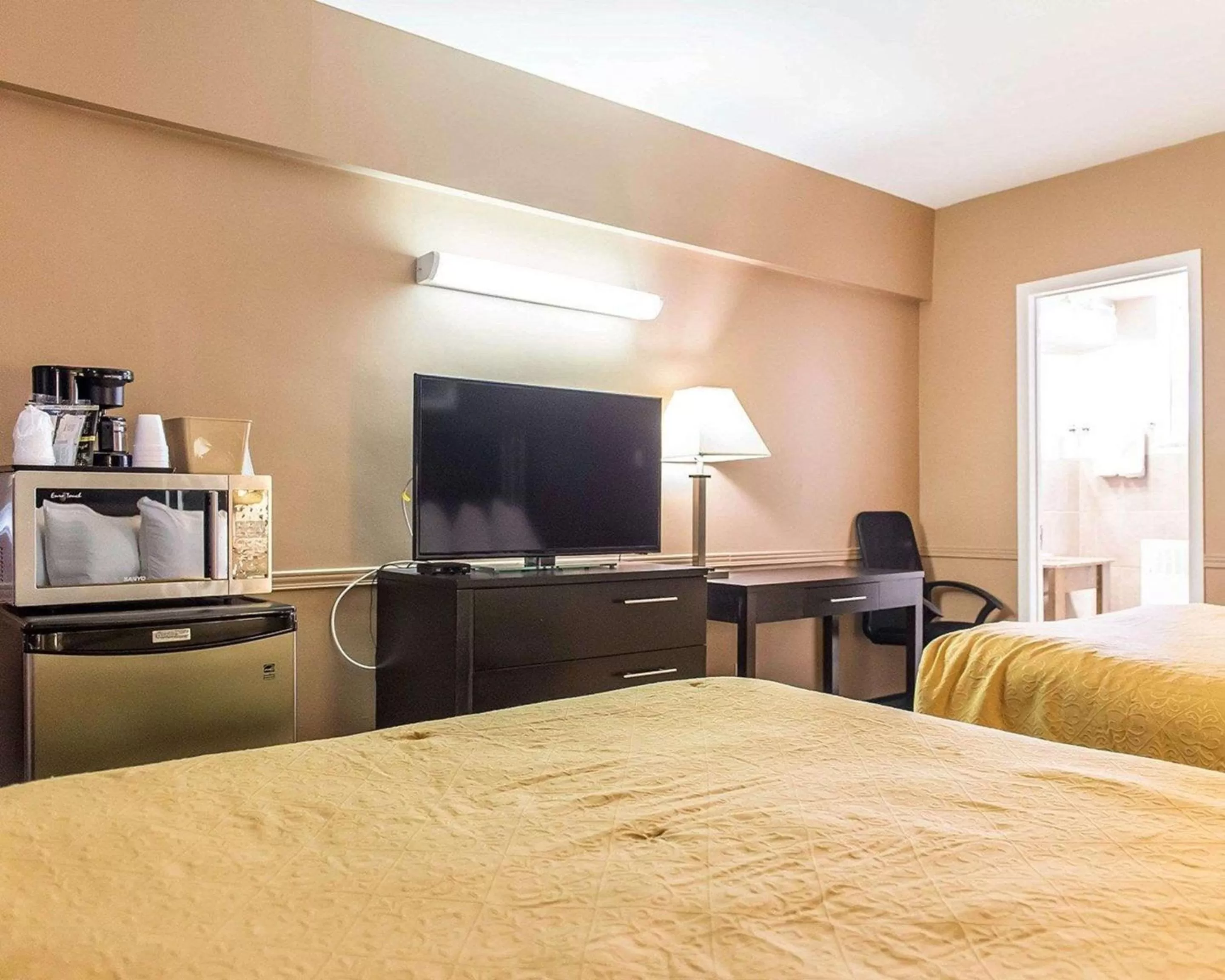 Photo of the whole room, Bed in Econo Lodge Downtown