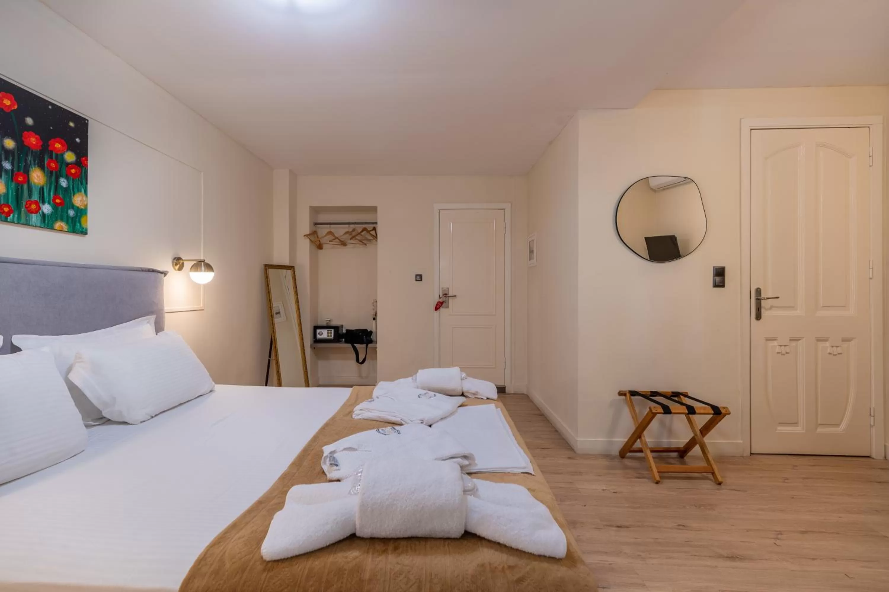 Photo of the whole room, Bed in Plaka Arch Suites