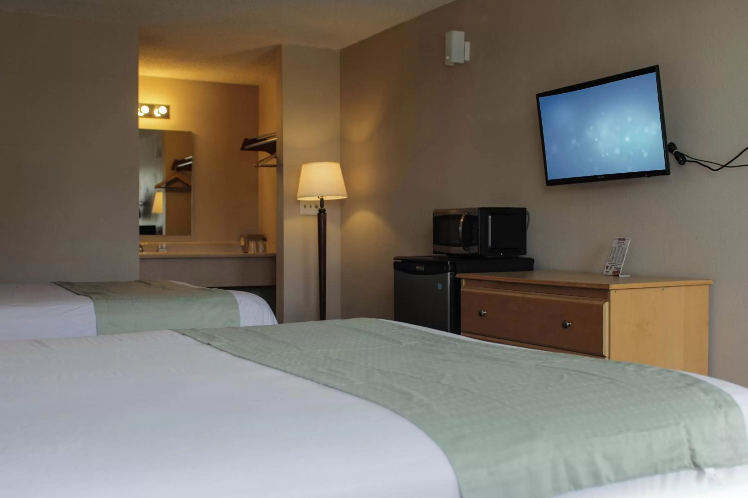 Photo of the whole room, Bed in Days Inn by Wyndham Lakewood South Tacoma