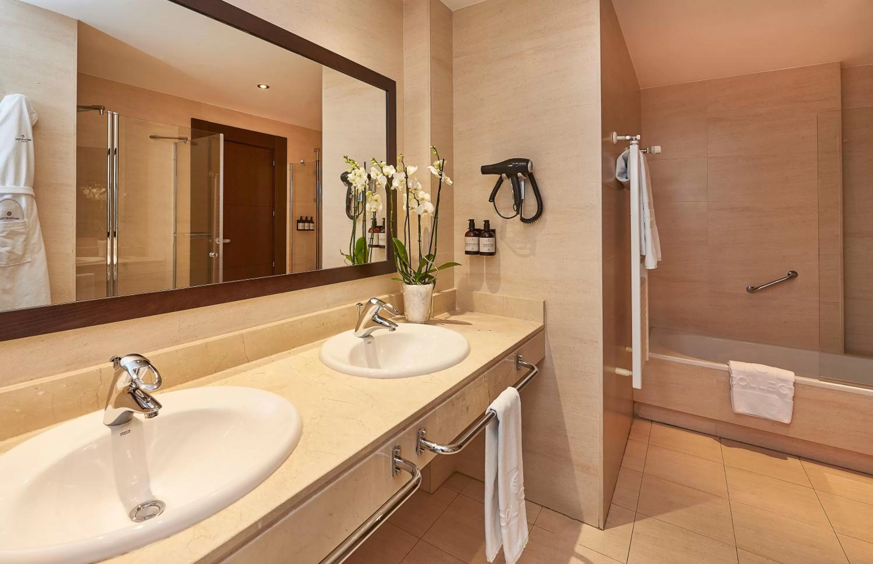 Bathroom in NH Collection León Plaza Mayor