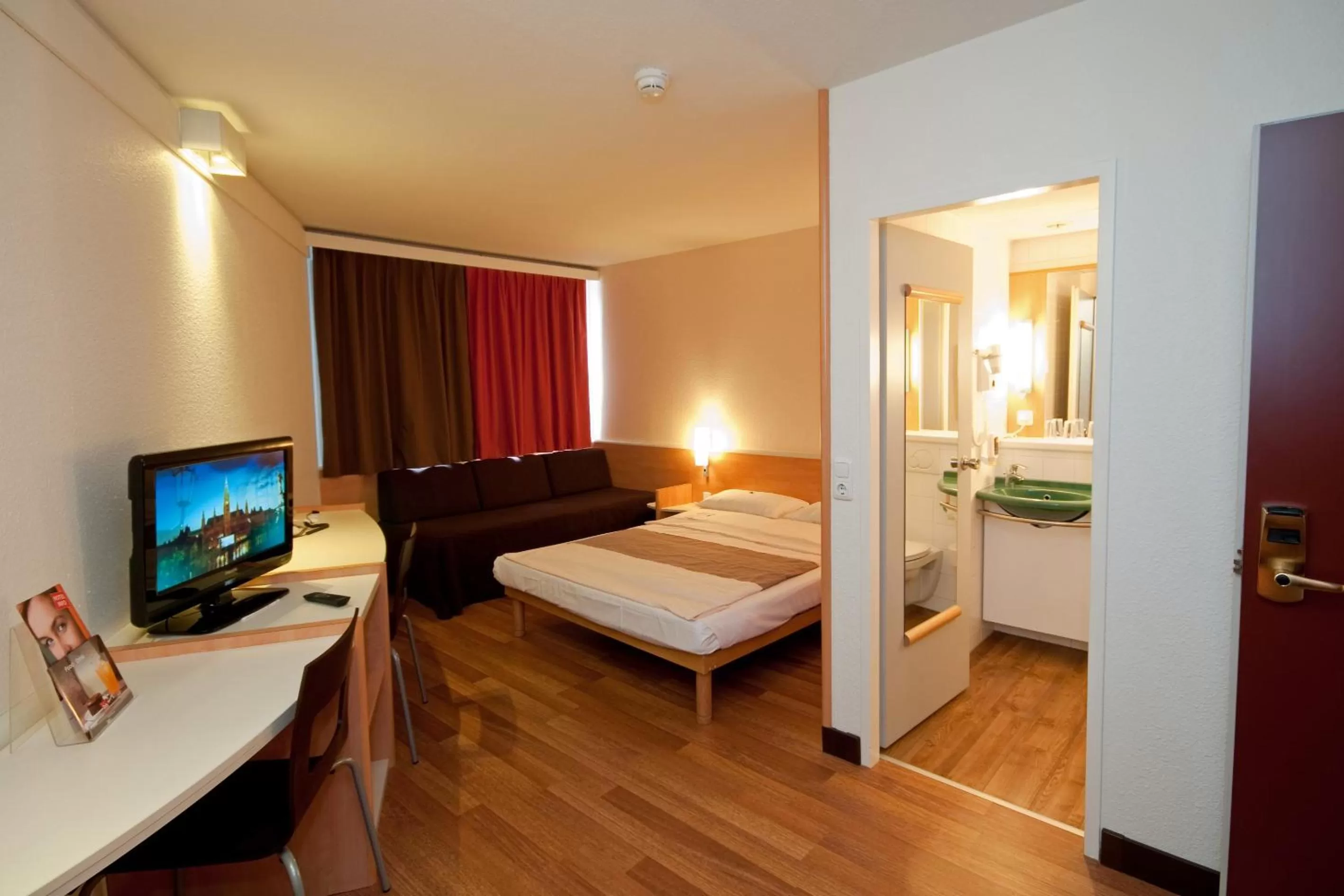 Bathroom, Bed in Ibis Wien Mariahilf