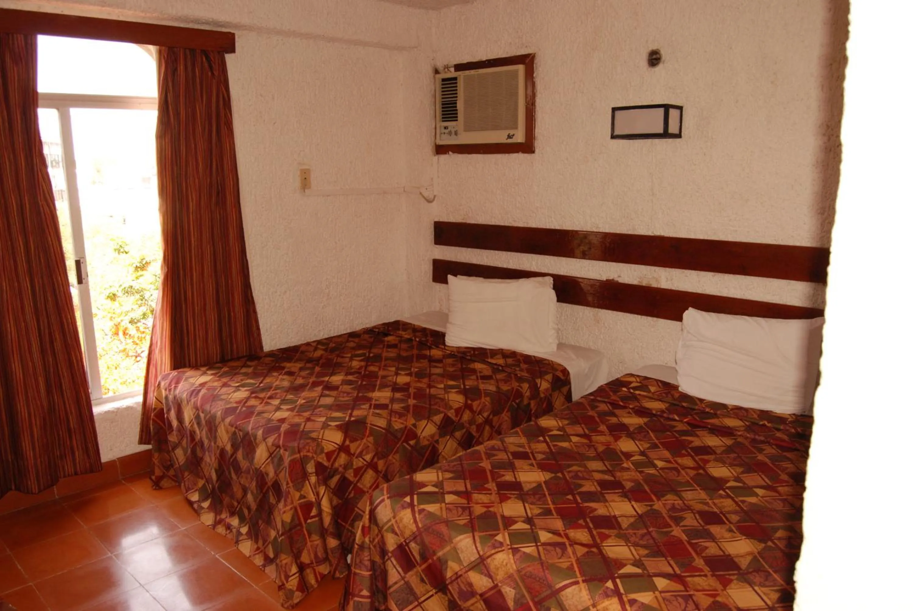 Photo of the whole room, Bed in Hotel Tankah Cancun