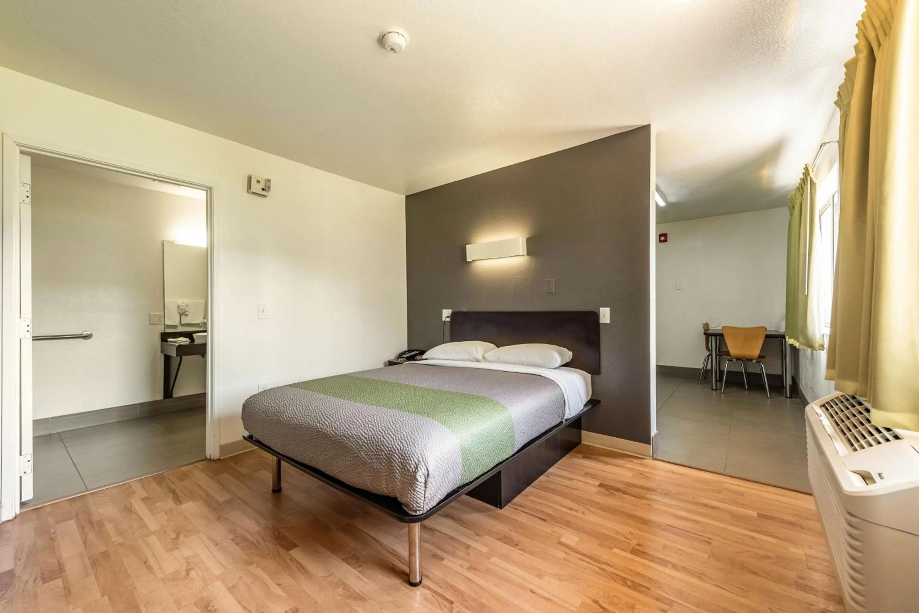 Photo of the whole room, Bed in Studio 6-Monroe, LA - Hwy 165