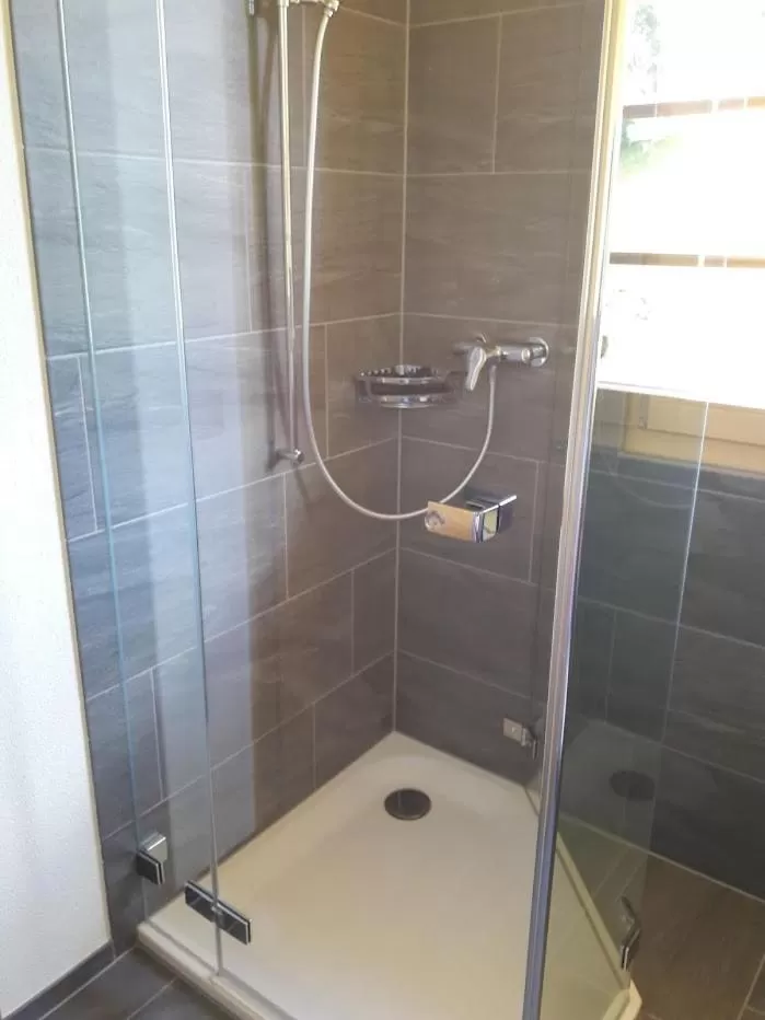 Shower, Bathroom in Ferien in der Bergwelt von Adelboden