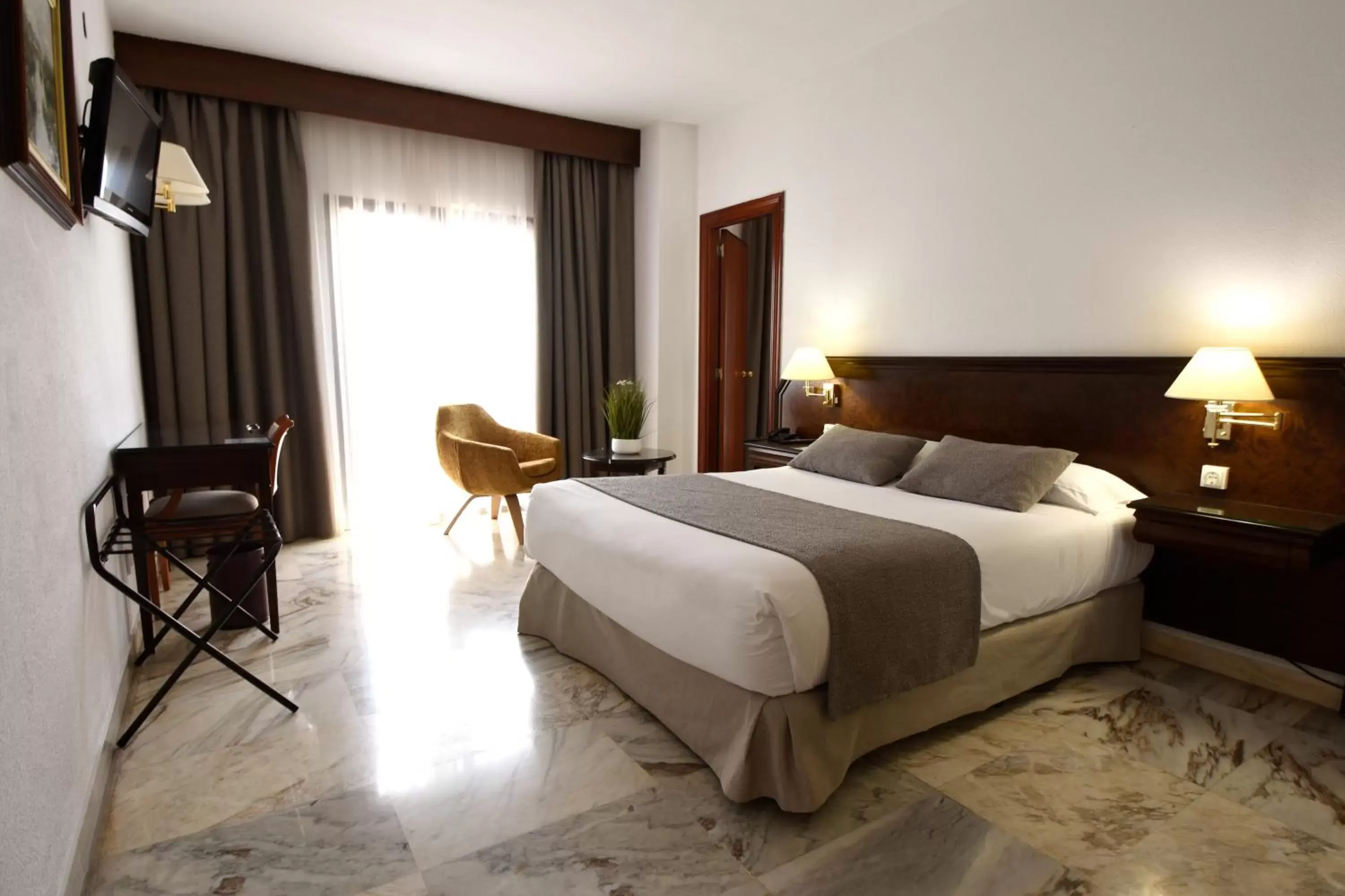 Superior Queen Room with Free Parking in Hotel Turia Superior Queen Room with Free Parking in Hotel Turia