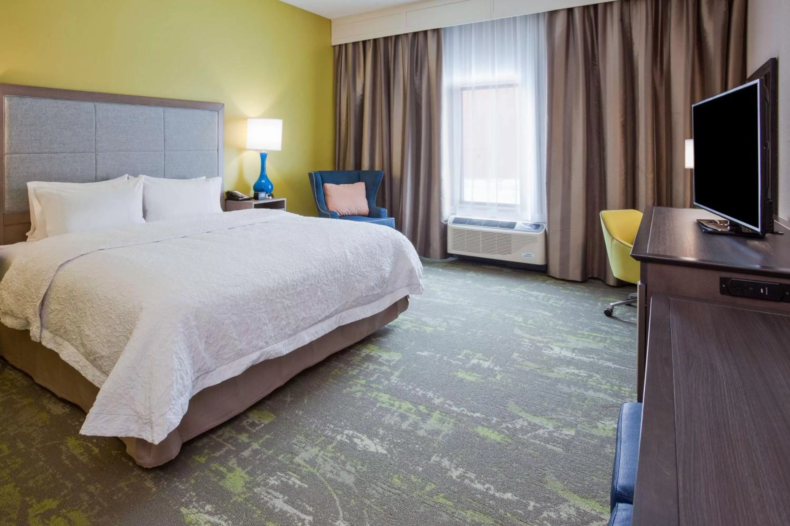 Bed in Hampton Inn & Suites Sioux City South, IA