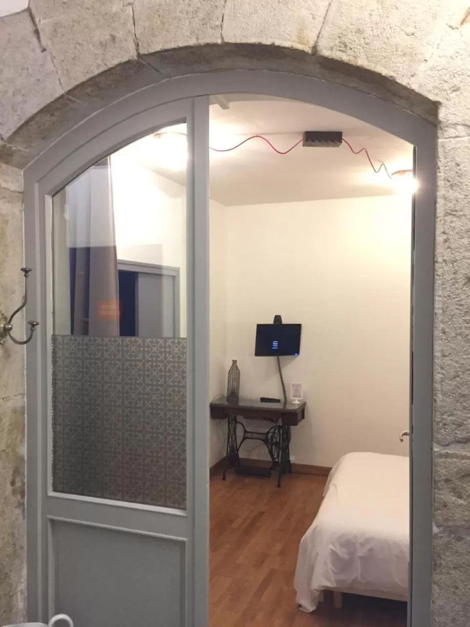 Patio, Bed in Hôtel Le Boulevardier