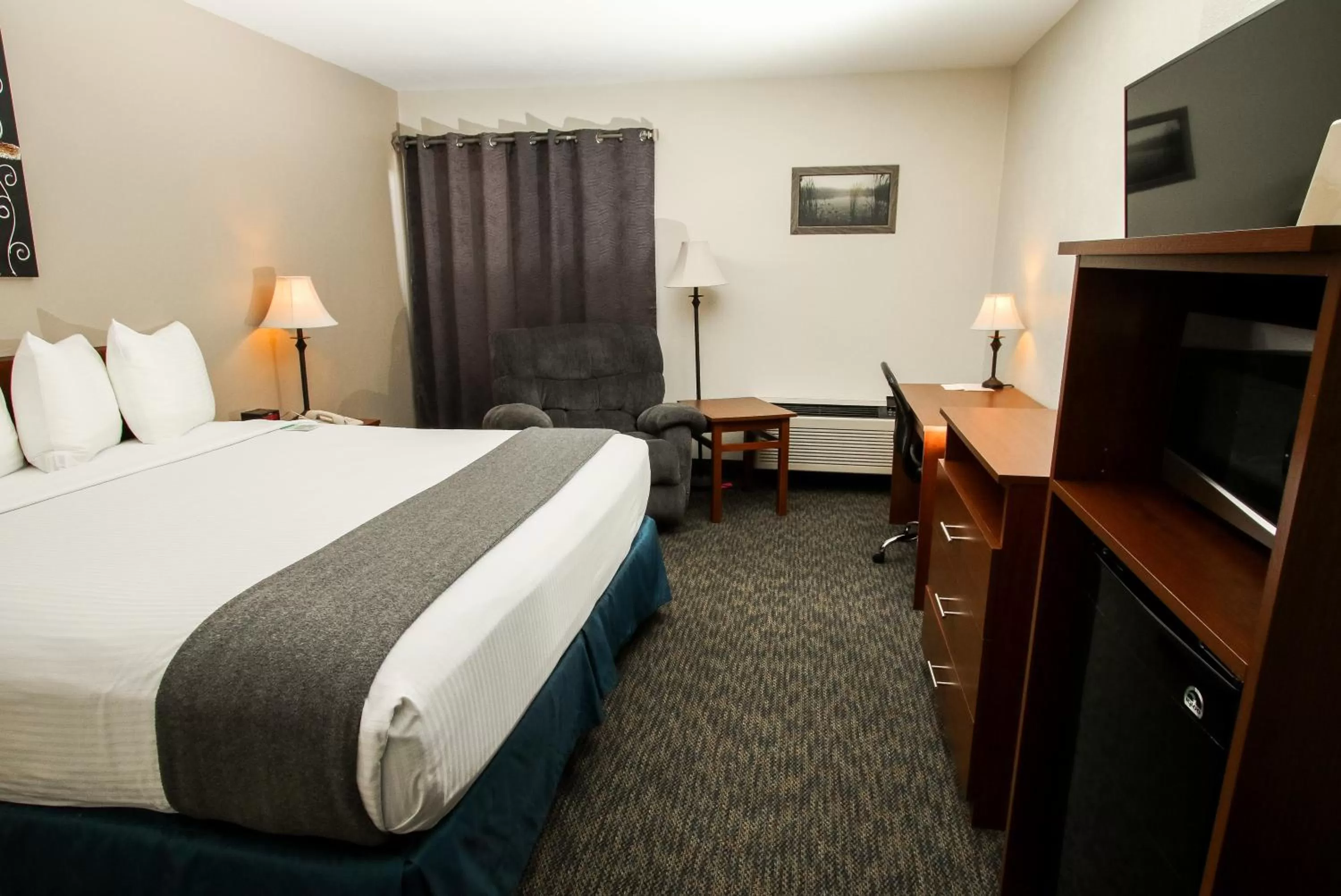 Photo of the whole room, Bed in Sundowner Station