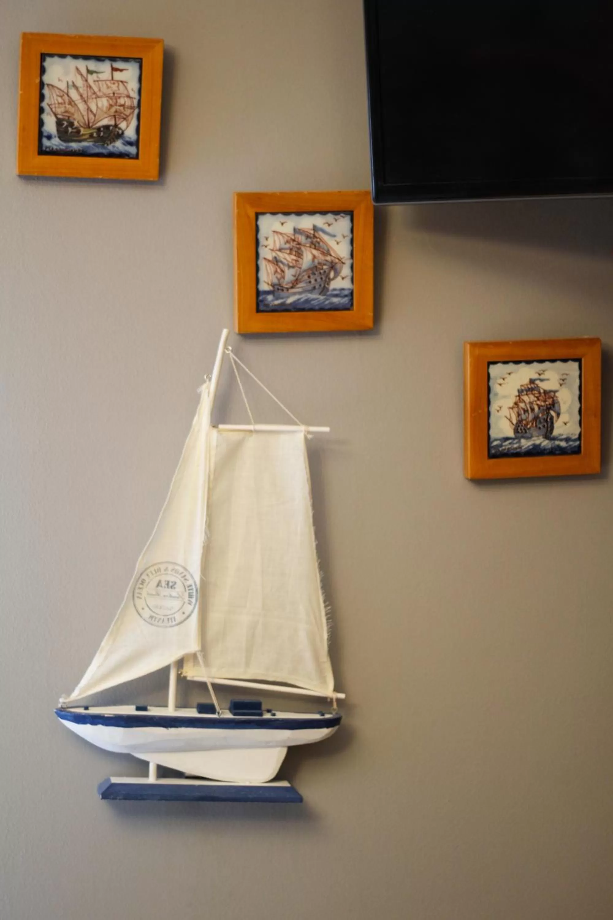 Decorative detail, TV/Entertainment Center in Pensiunea Taverna Bucium