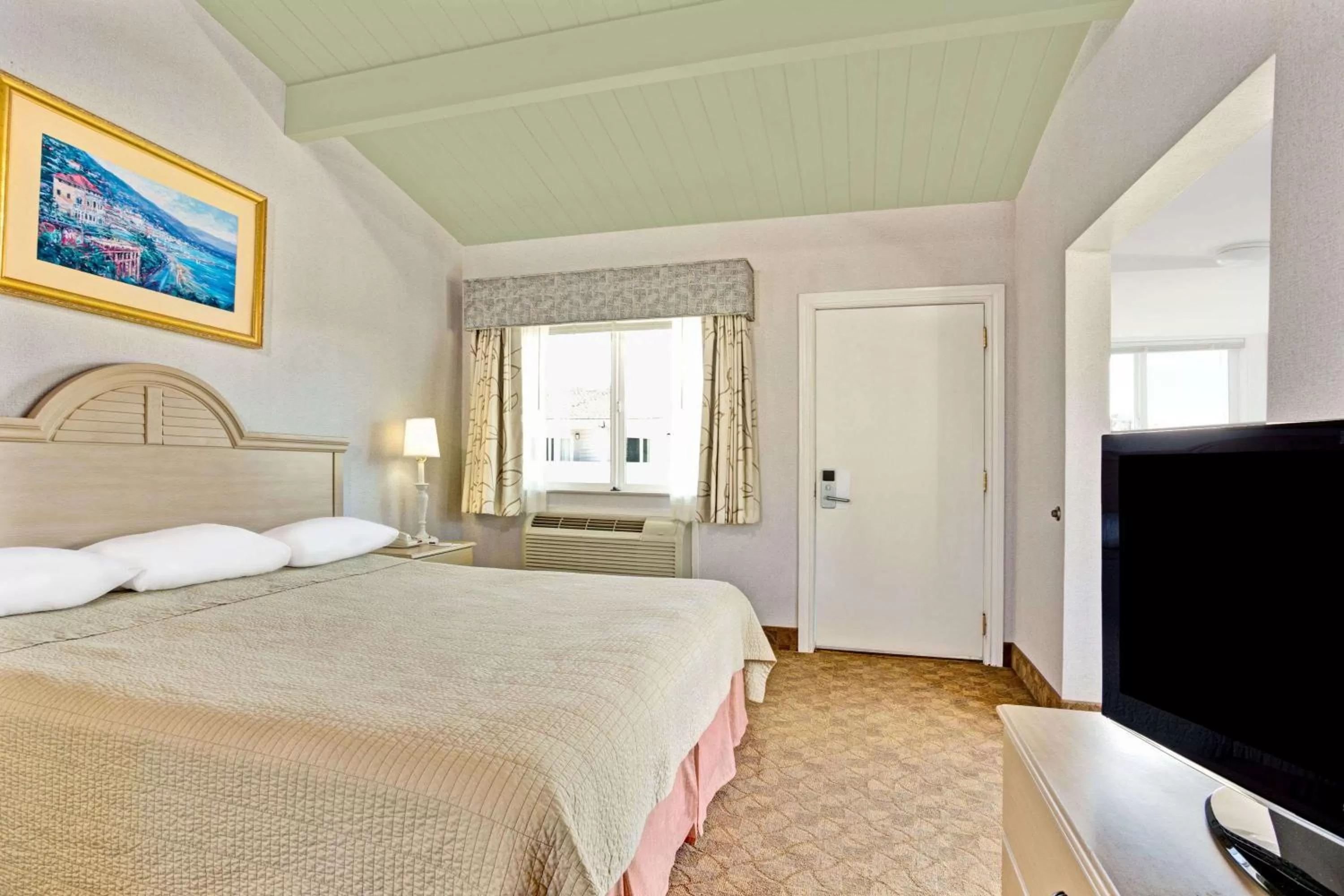 Photo of the whole room, Bed in Travelodge by Wyndham Mill Valley/Sausalito