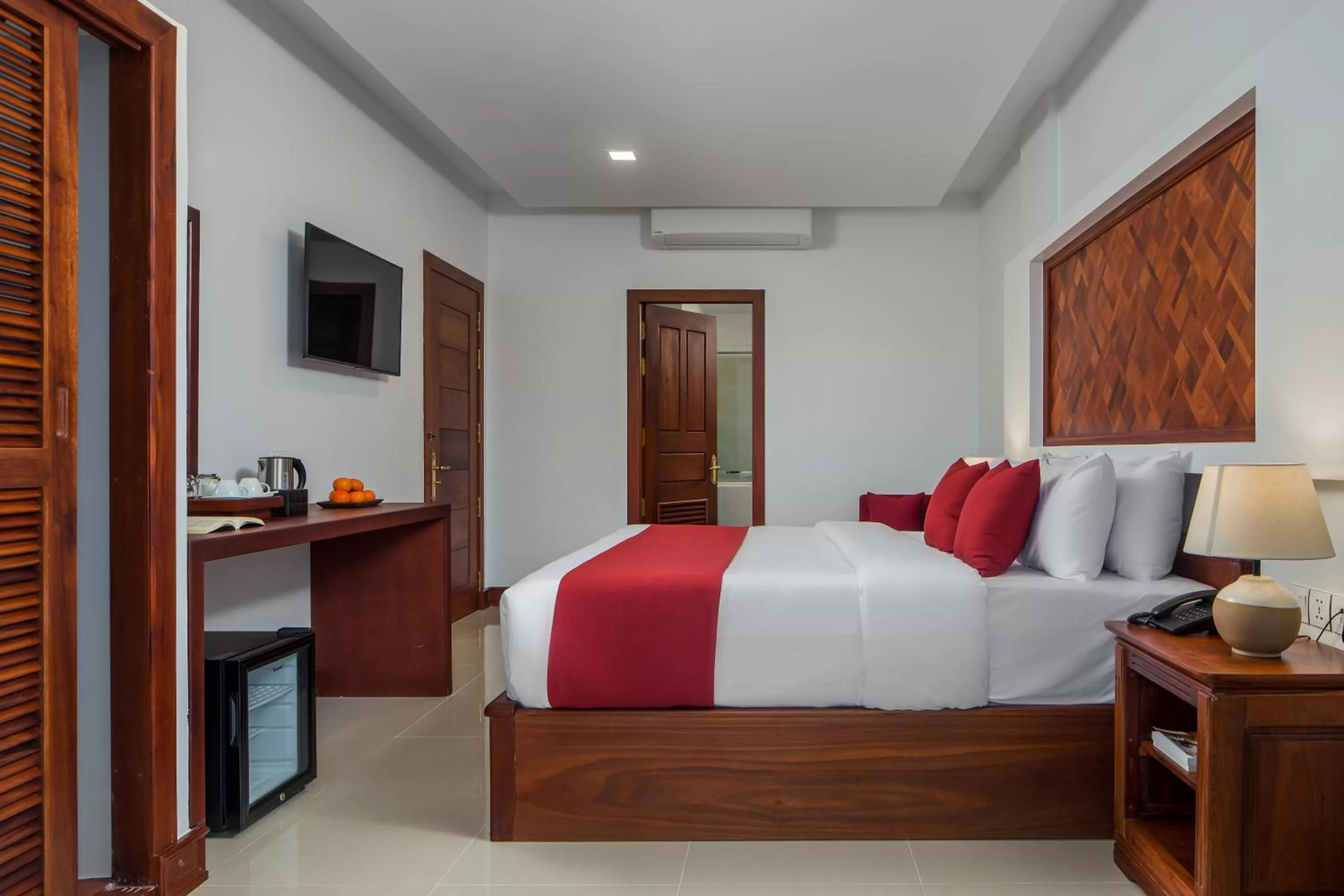 Photo of the whole room, Bed in Homewood Hotel