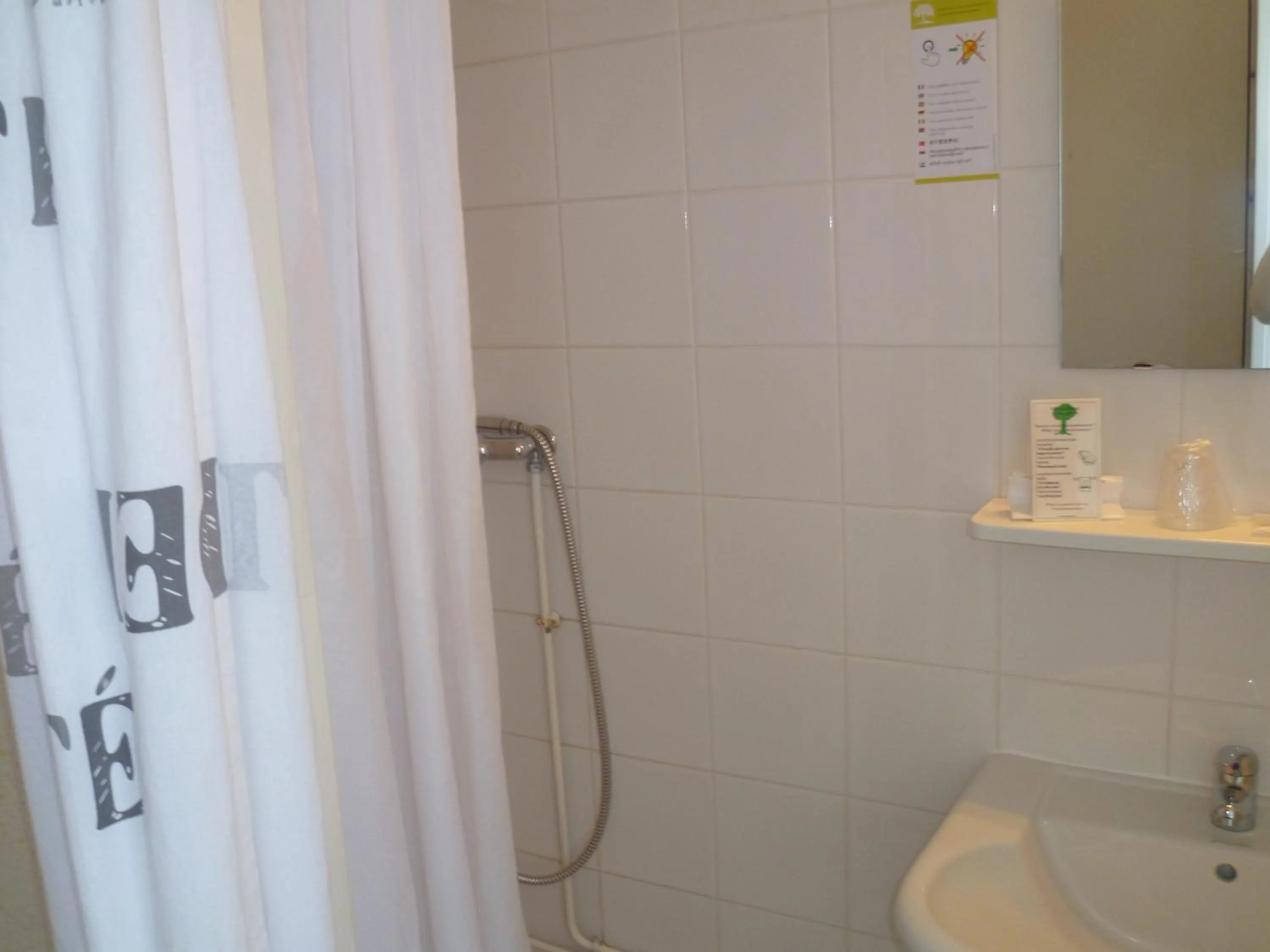 Shower in Hôtel Beauséjour