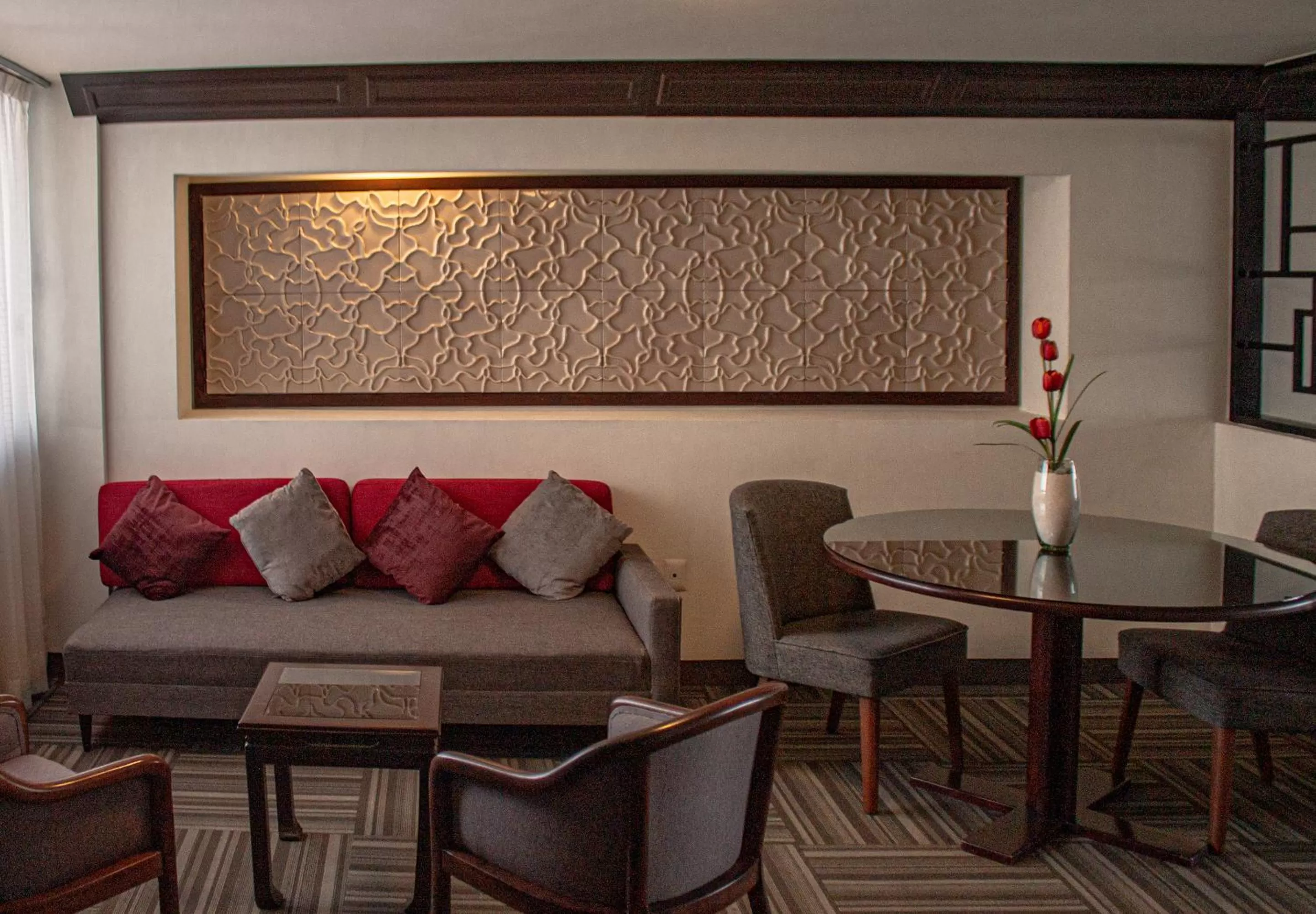 Living room in Ramada Plaza by Wyndham Leon