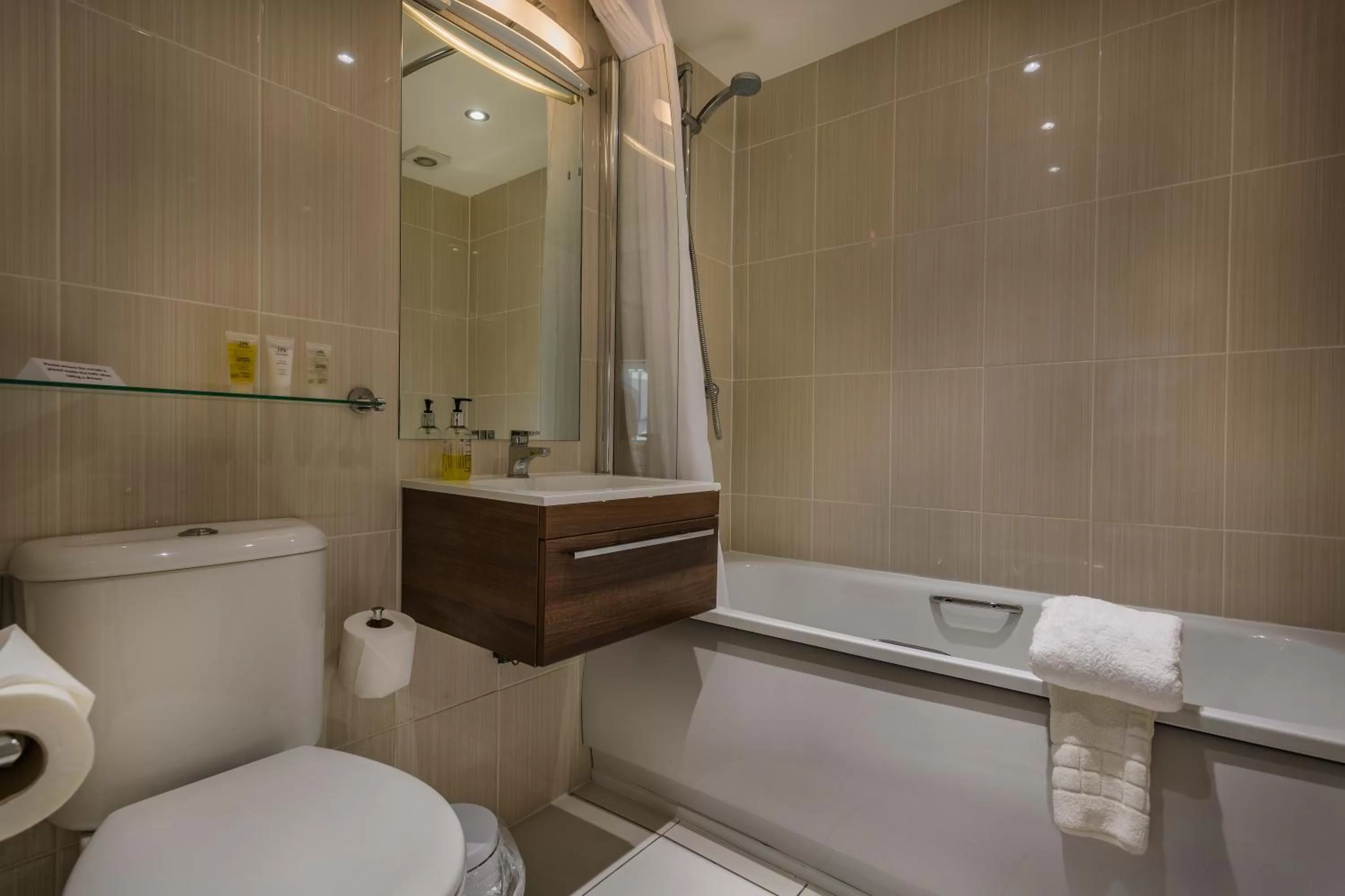 Bathroom in The Admiral Rodney Hotel, Horncastle, Lincolnshire - The Coaching Inn Group