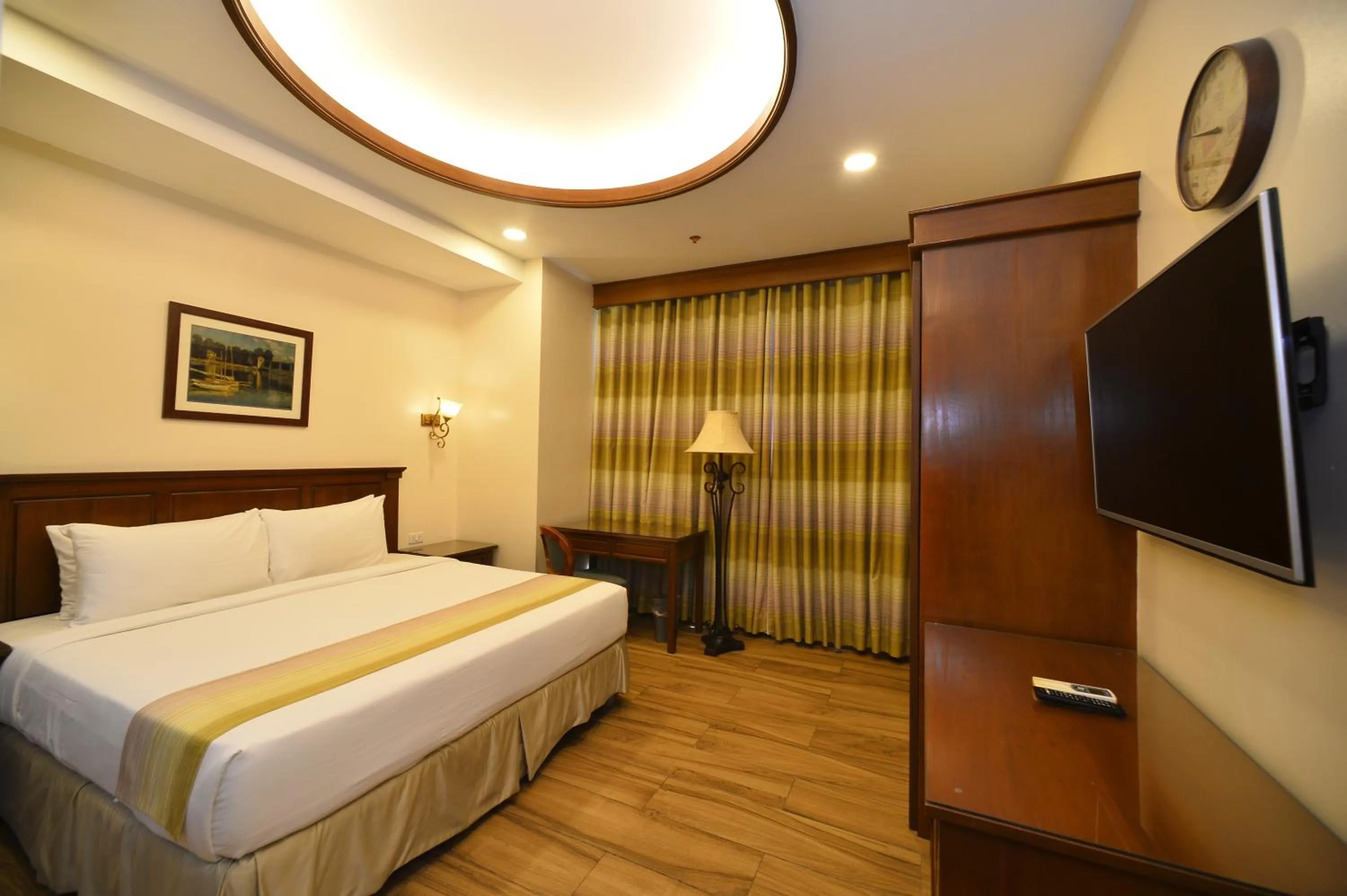 Bedroom, Bed in Paragon Hotel and Suites