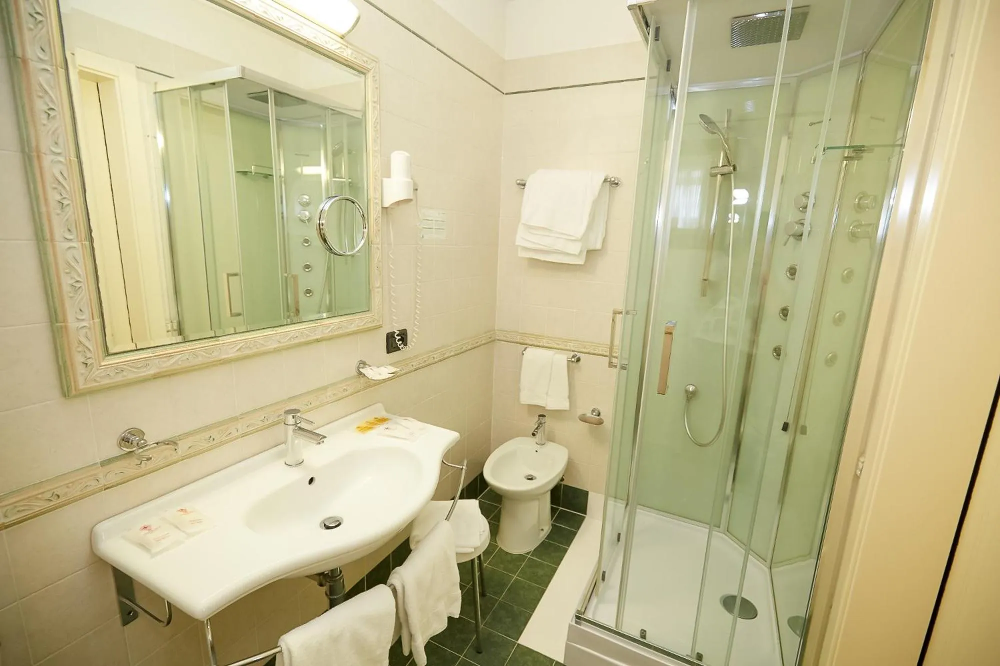 Shower in Hotel Riviera dei Dogi