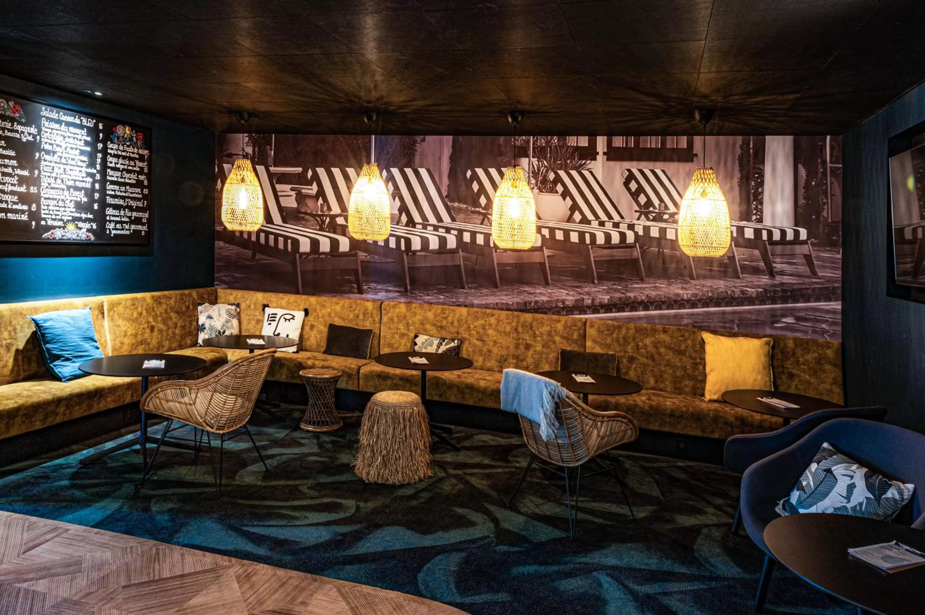 Lounge or bar in Novotel Lens Noyelles