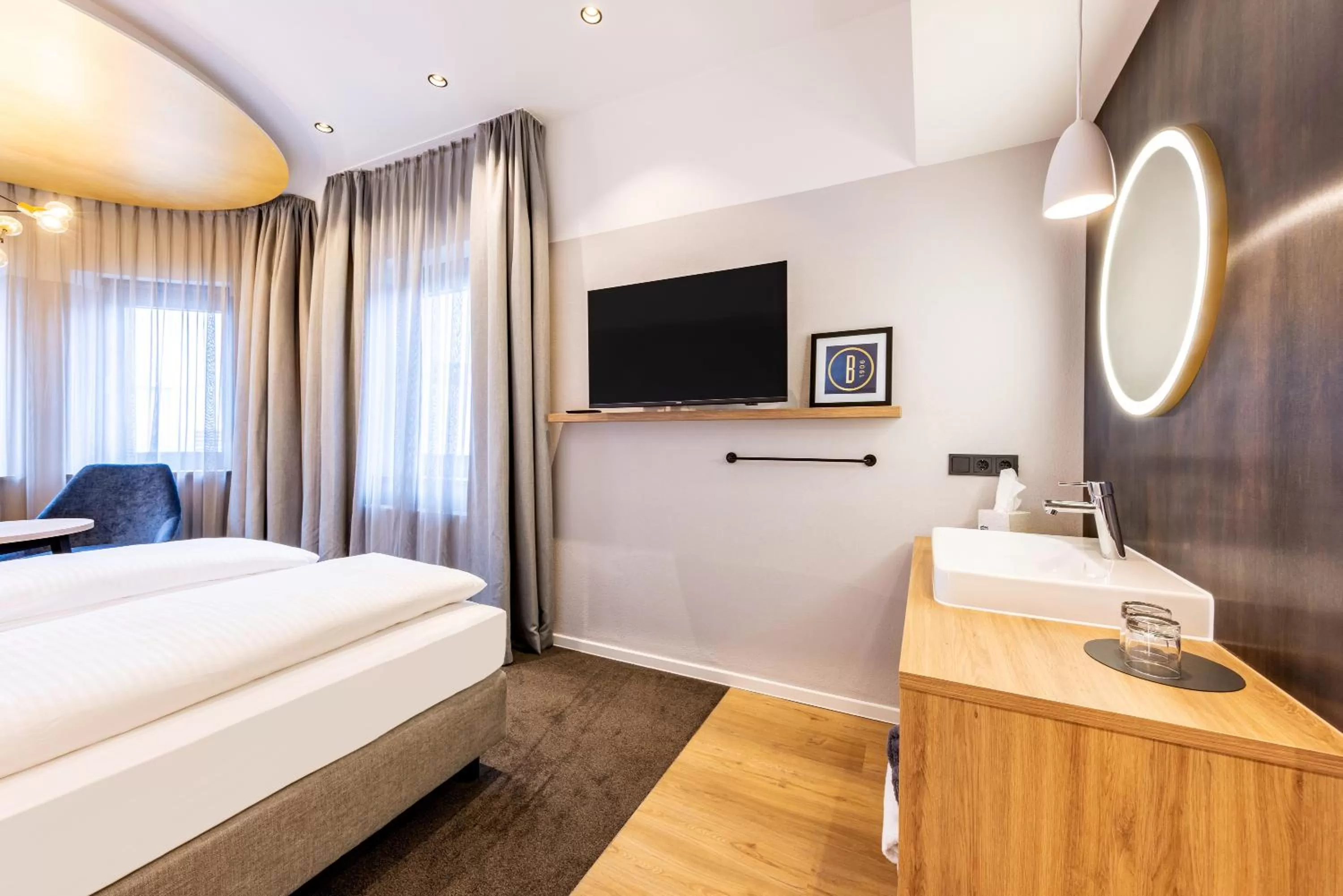 Bathroom, Bed in BOLLWERK Lifestyle Hotel, automatisiertes Hotel mit Self Check In