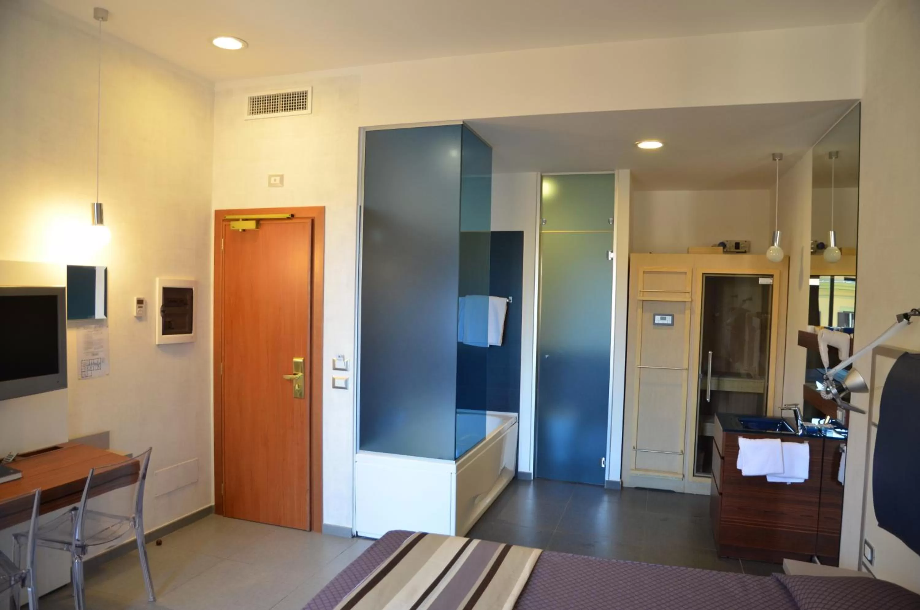 Photo of the whole room in Hotel California