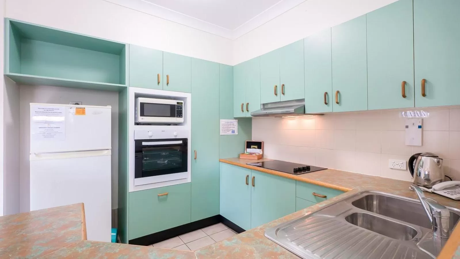 Kitchen or kitchenette in Currumbin Sands On The Beach