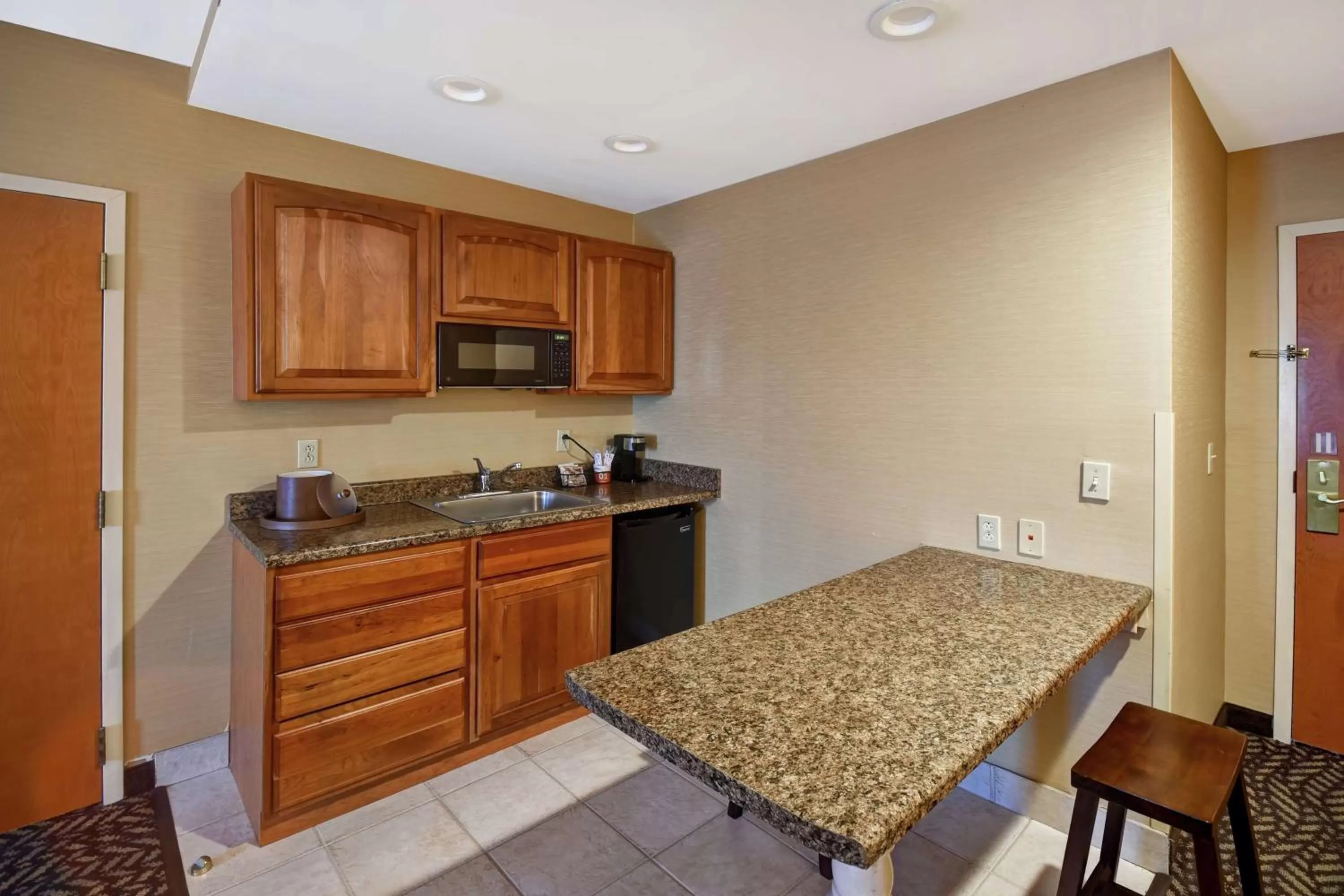King Suite with Whirlpool in Hampton Inn Chicopee - Springfield