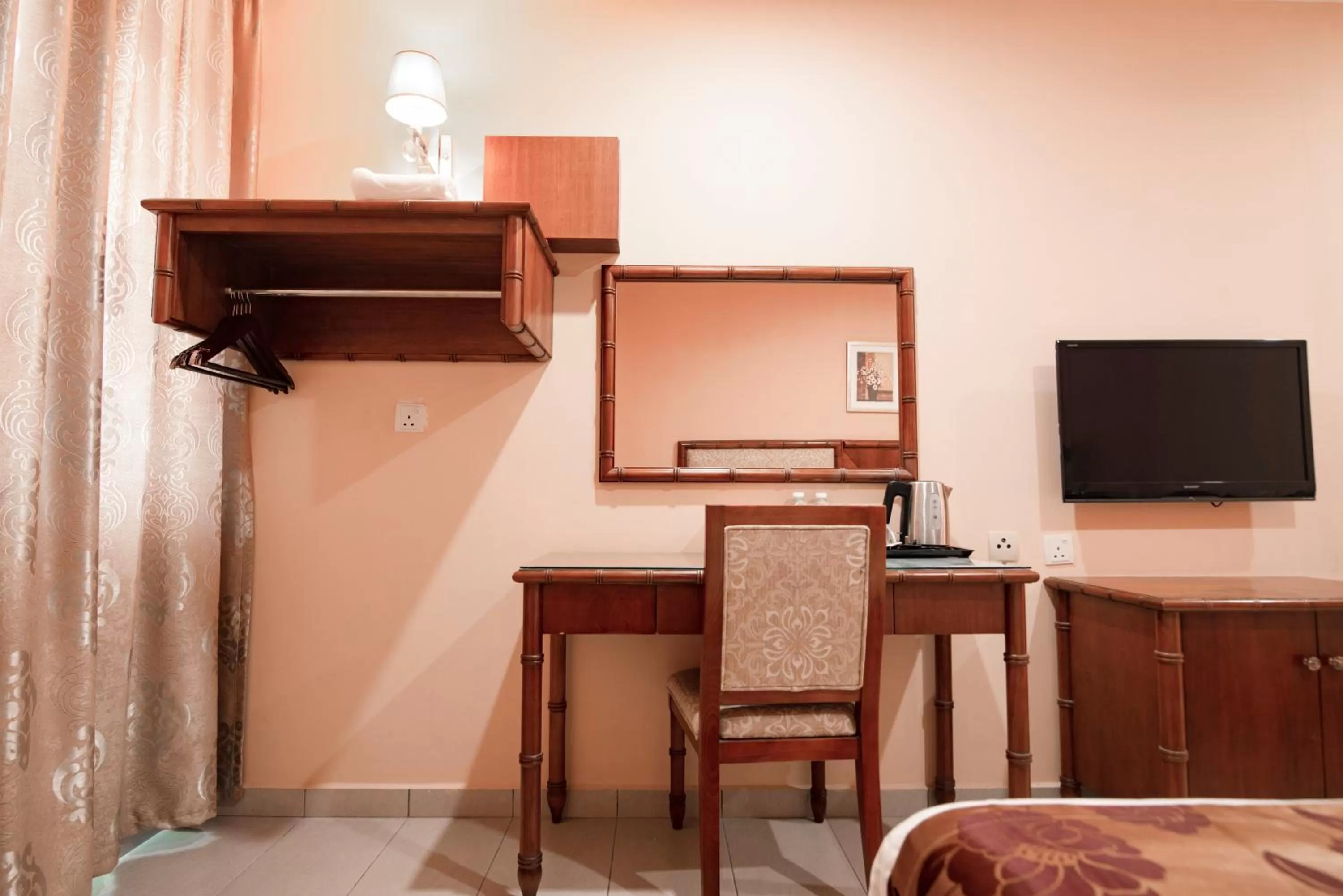 Bedroom, TV/Entertainment Center in Terra Nova Hotel