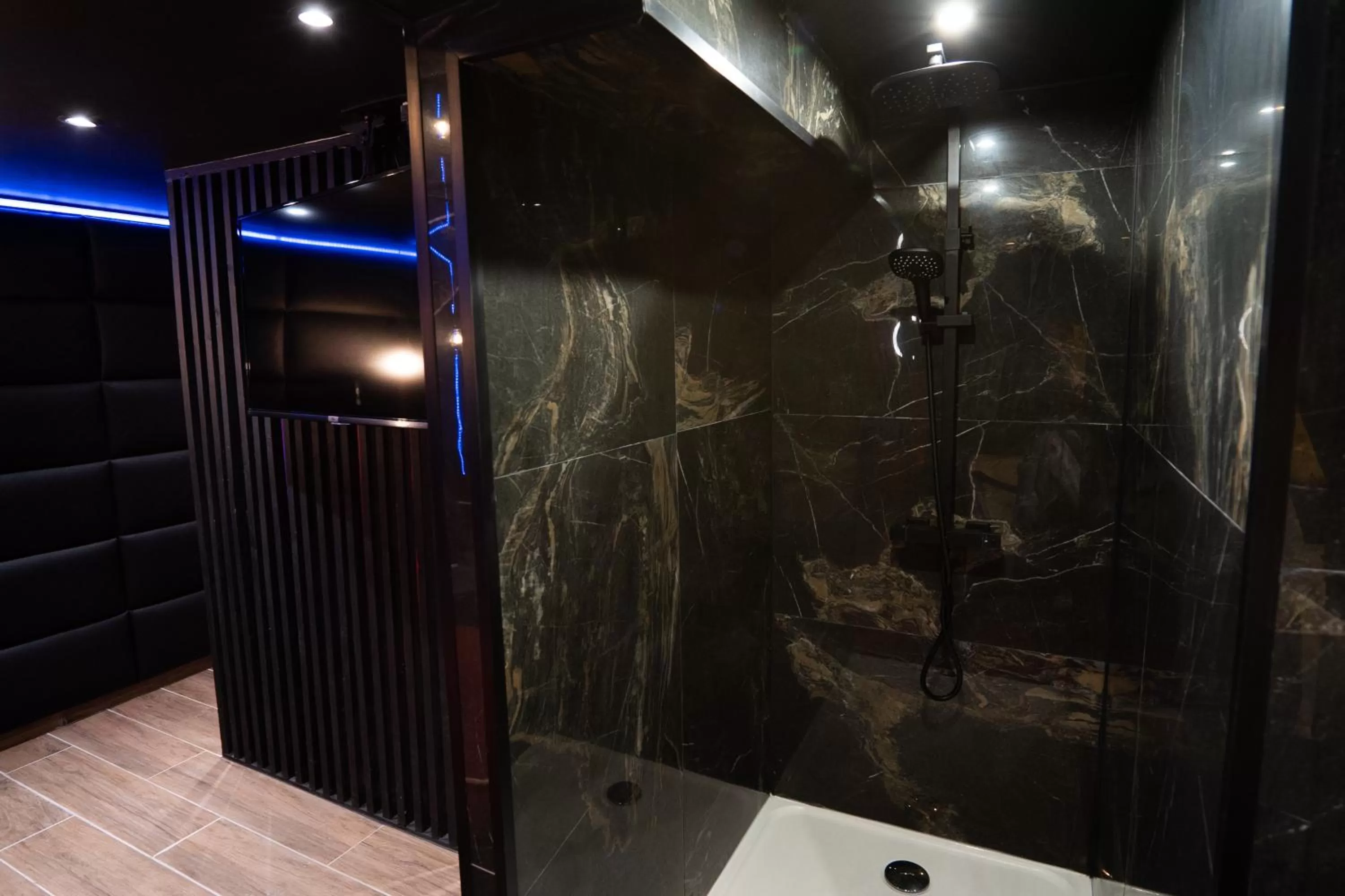 Bathroom in Capsule Secret - Jacuzzi - Netflix & Home cinéma - Jeux de couple - Barre de pole dance