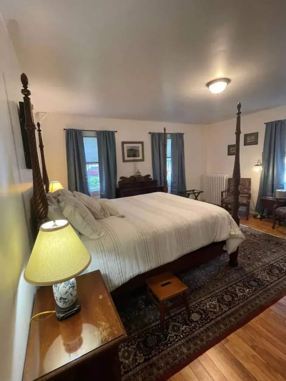 Standard Queen Room in Arlington Inn & Spa Standard Queen Room in Arlington Inn & Spa