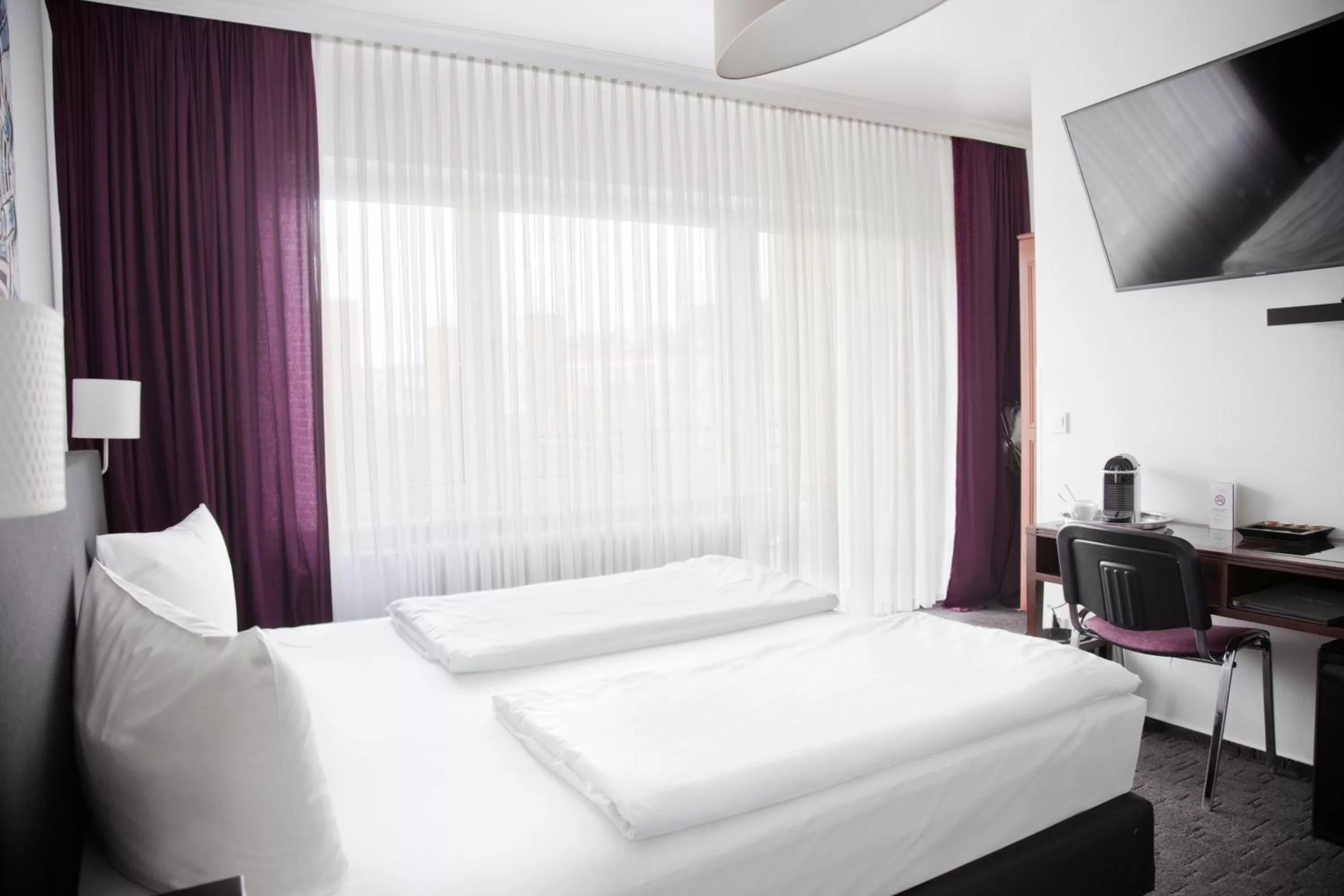 Photo of the whole room, Bed in Les Nations