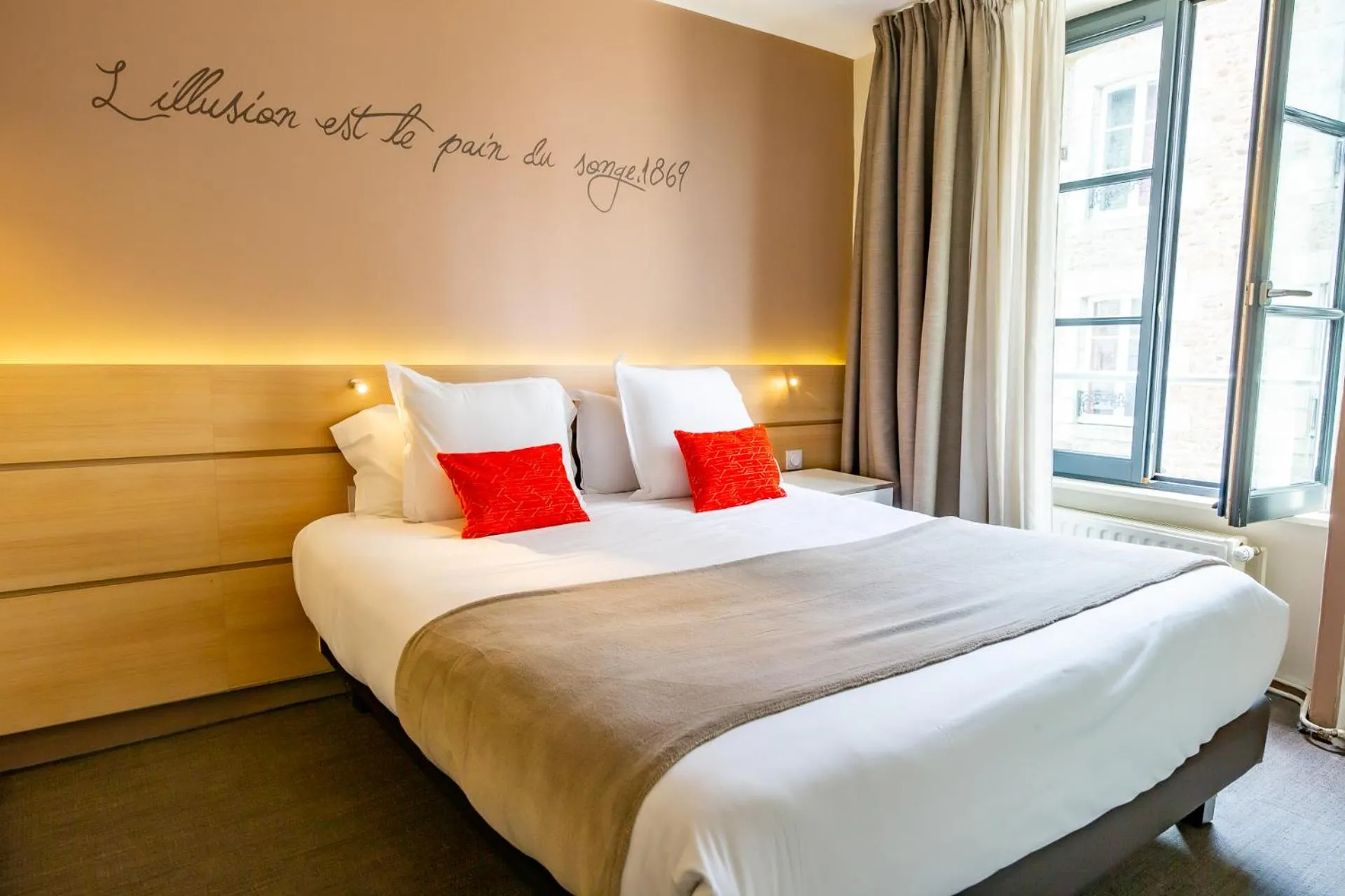 Bed in Hôtel du Château Dinan - Originals Boutique