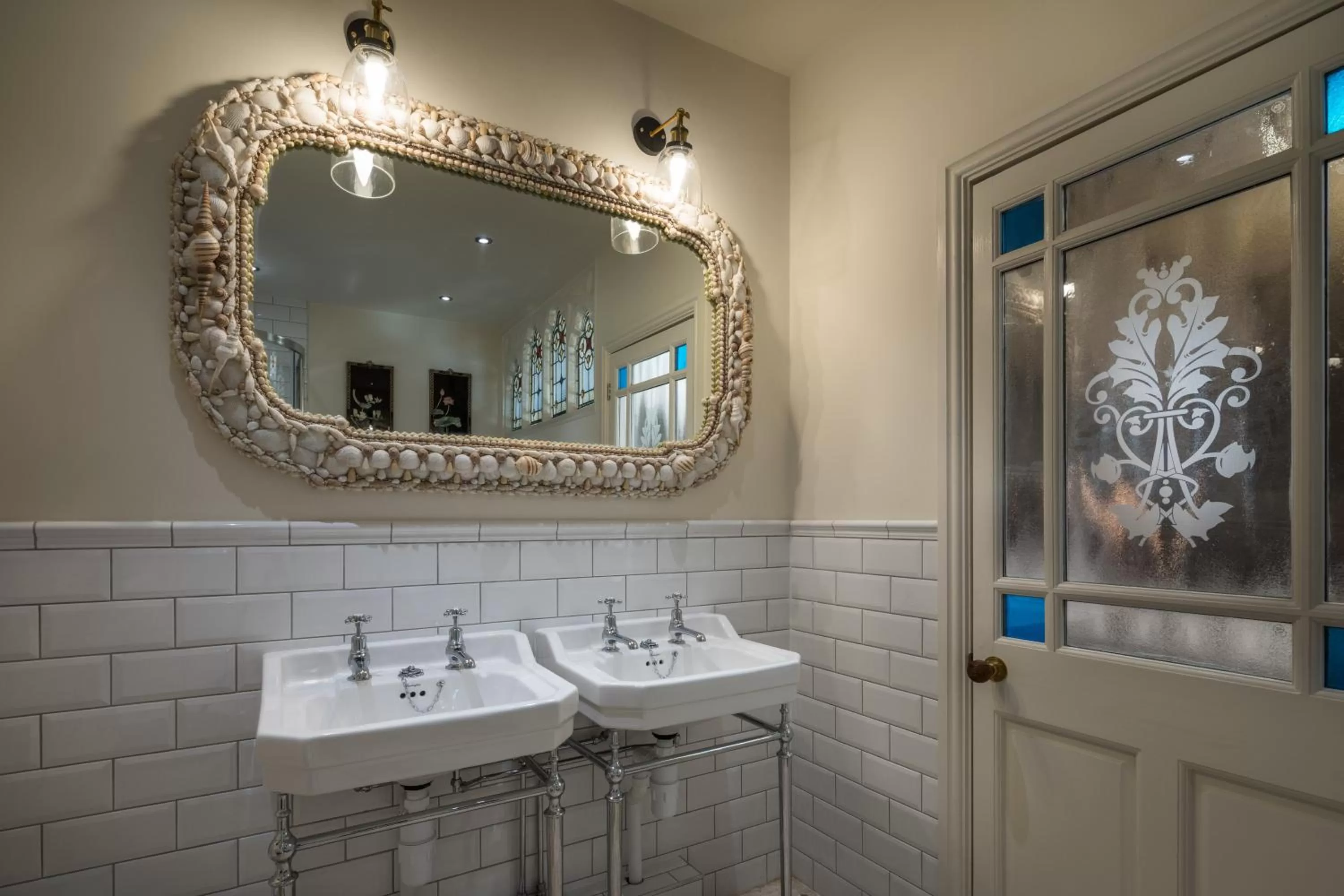 Shower in Tolcarne Beach Colonial Restaurant and Rooms