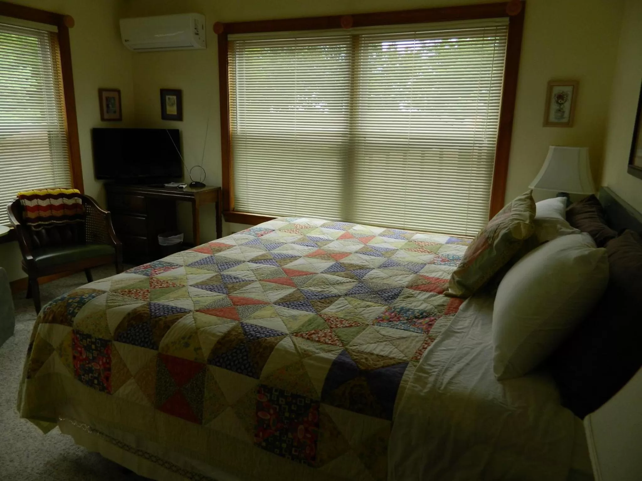 Bed in Bent Mountain Lodge Bed And Breakfast, Inc.