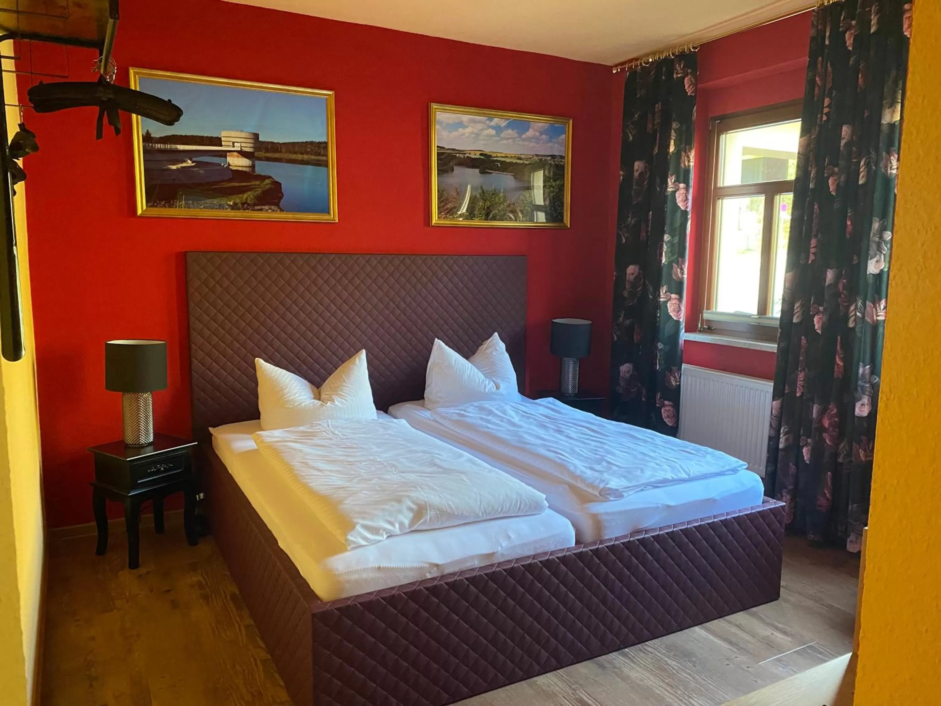 Photo of the whole room, Bed in Riverdam