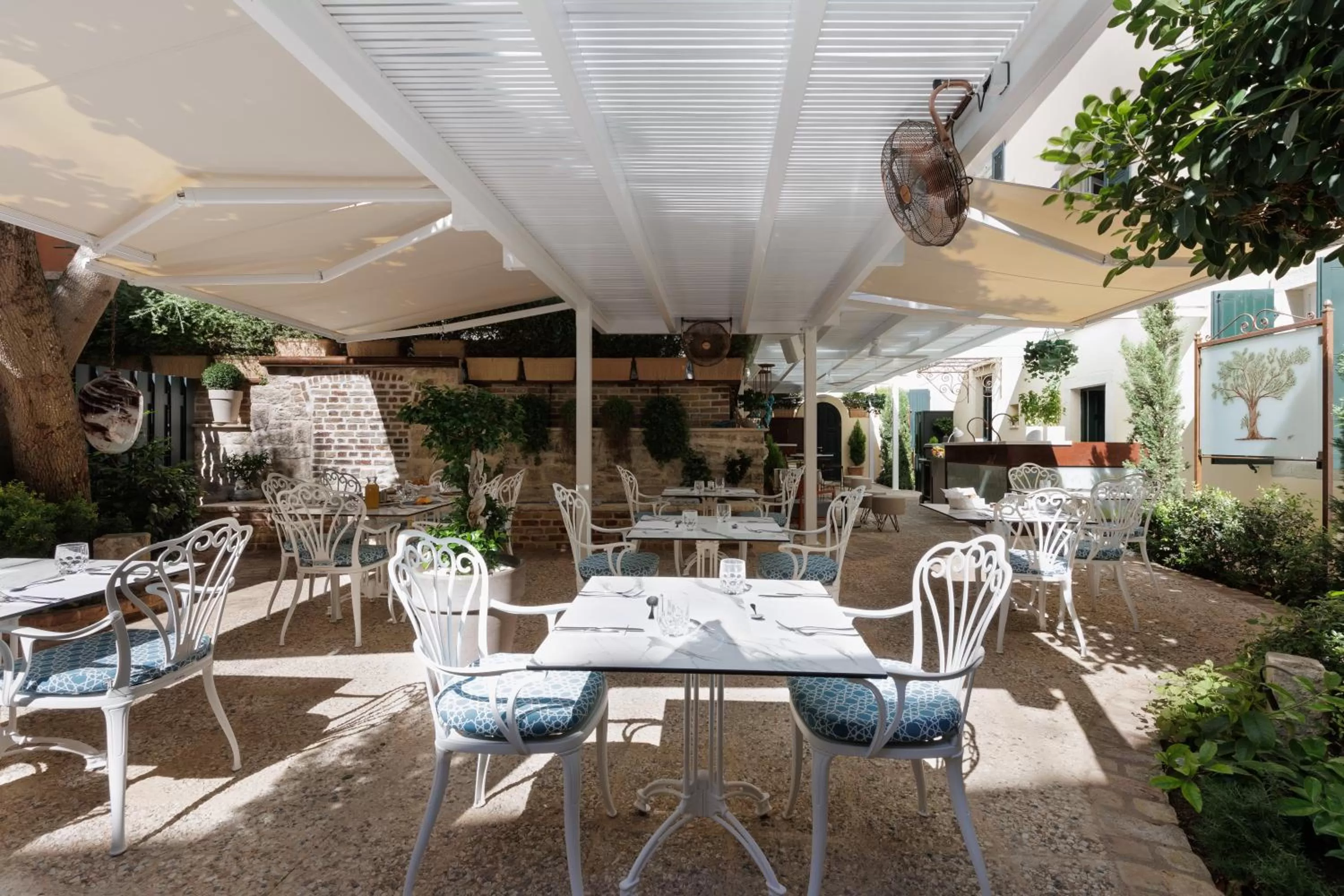 Restaurant/places to eat in Acanthus blue