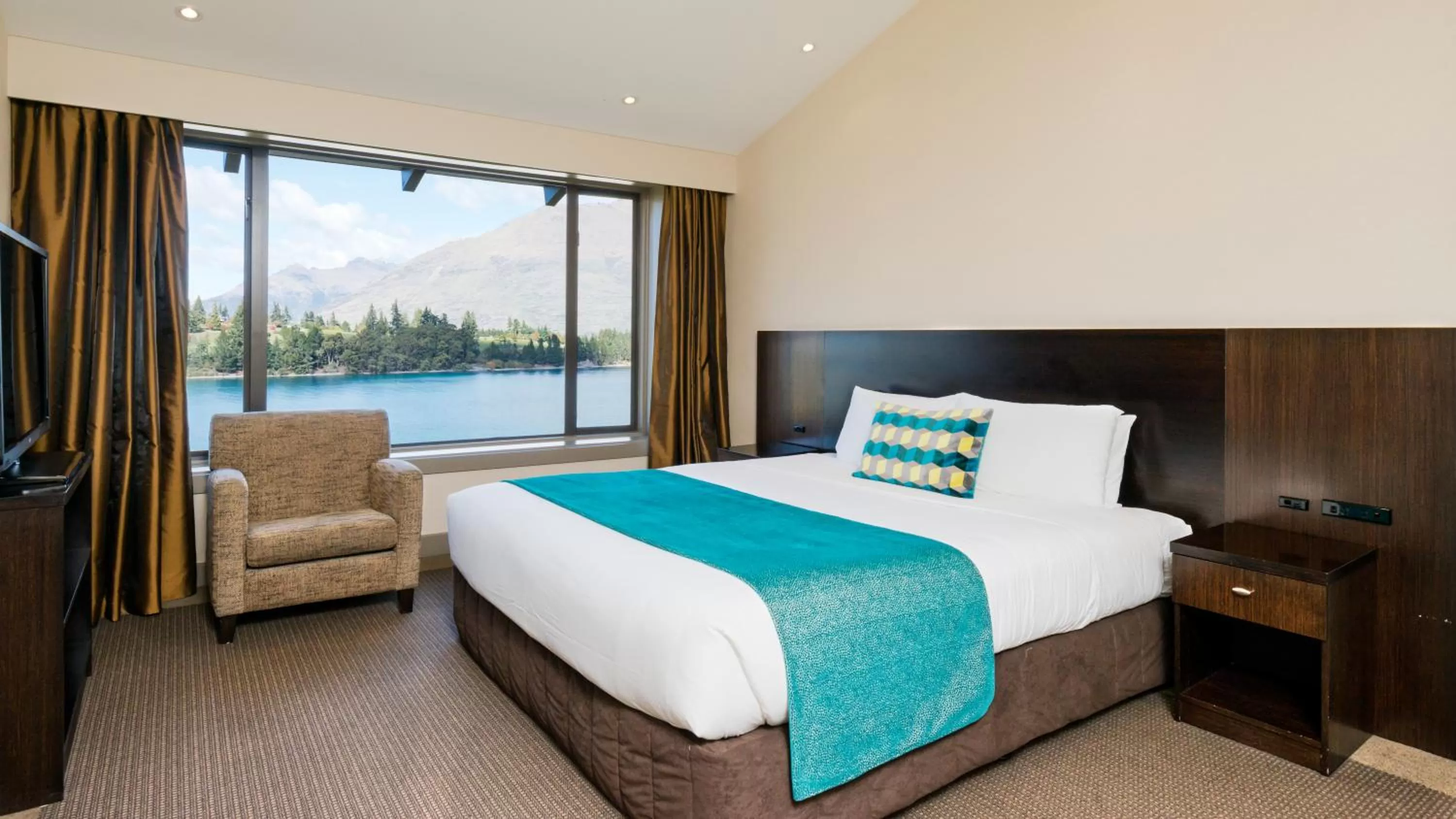 Bed in Copthorne Hotel & Resort Lakefront Queenstown