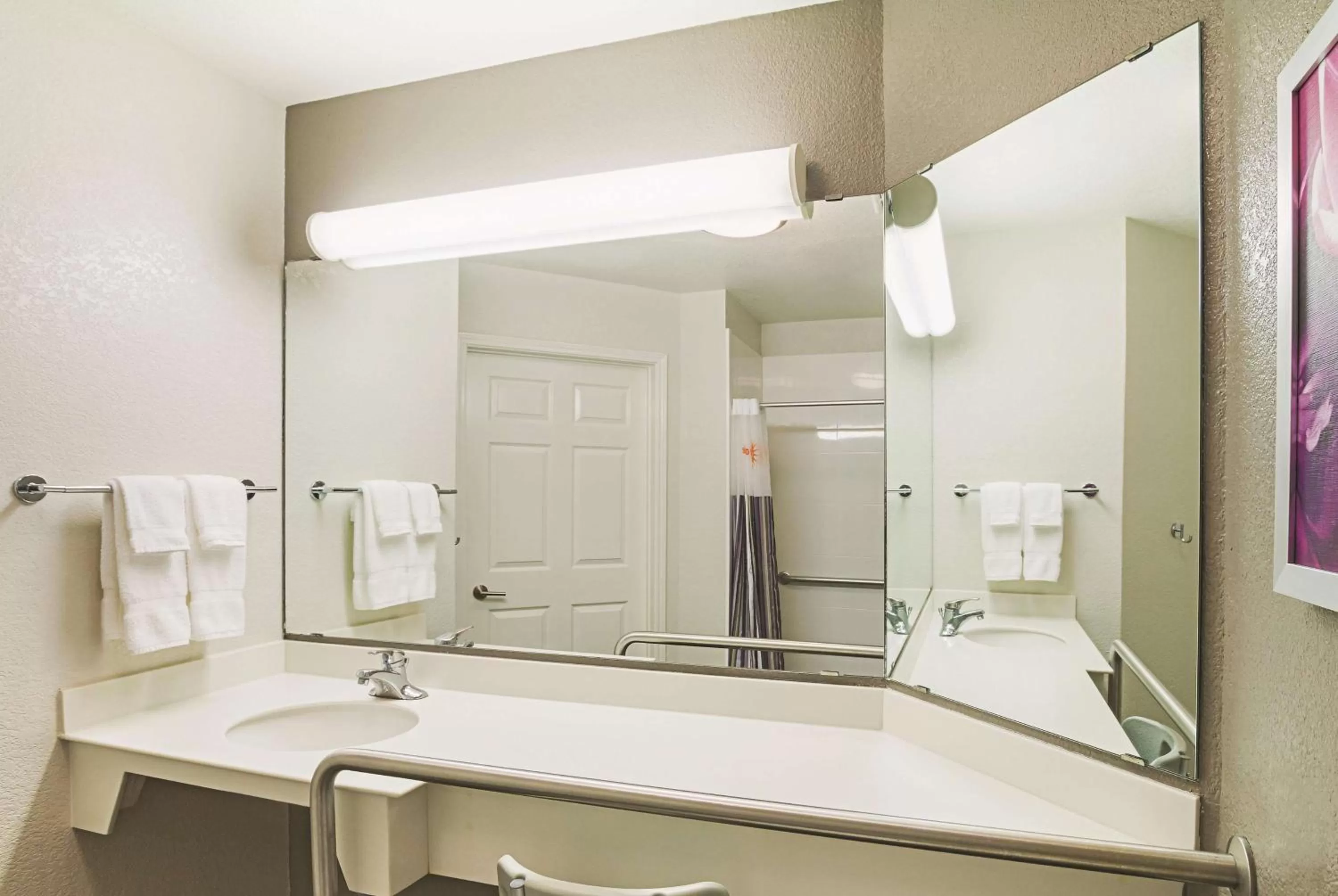 Photo of the whole room in La Quinta by Wyndham Fort Worth North