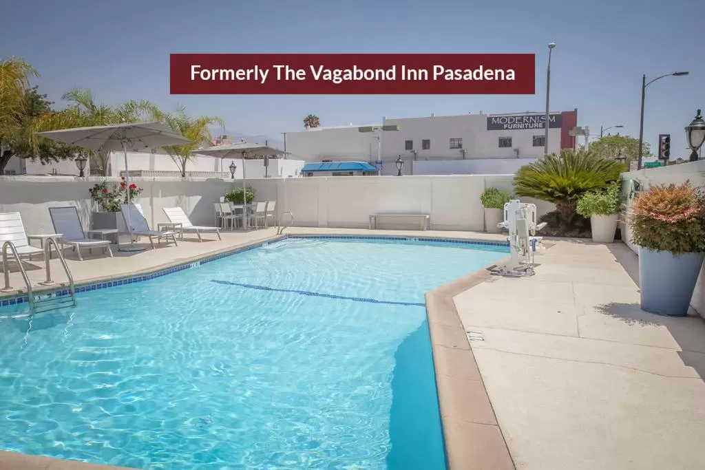 Swimming pool in Pasadena Rose & Crown Hotel