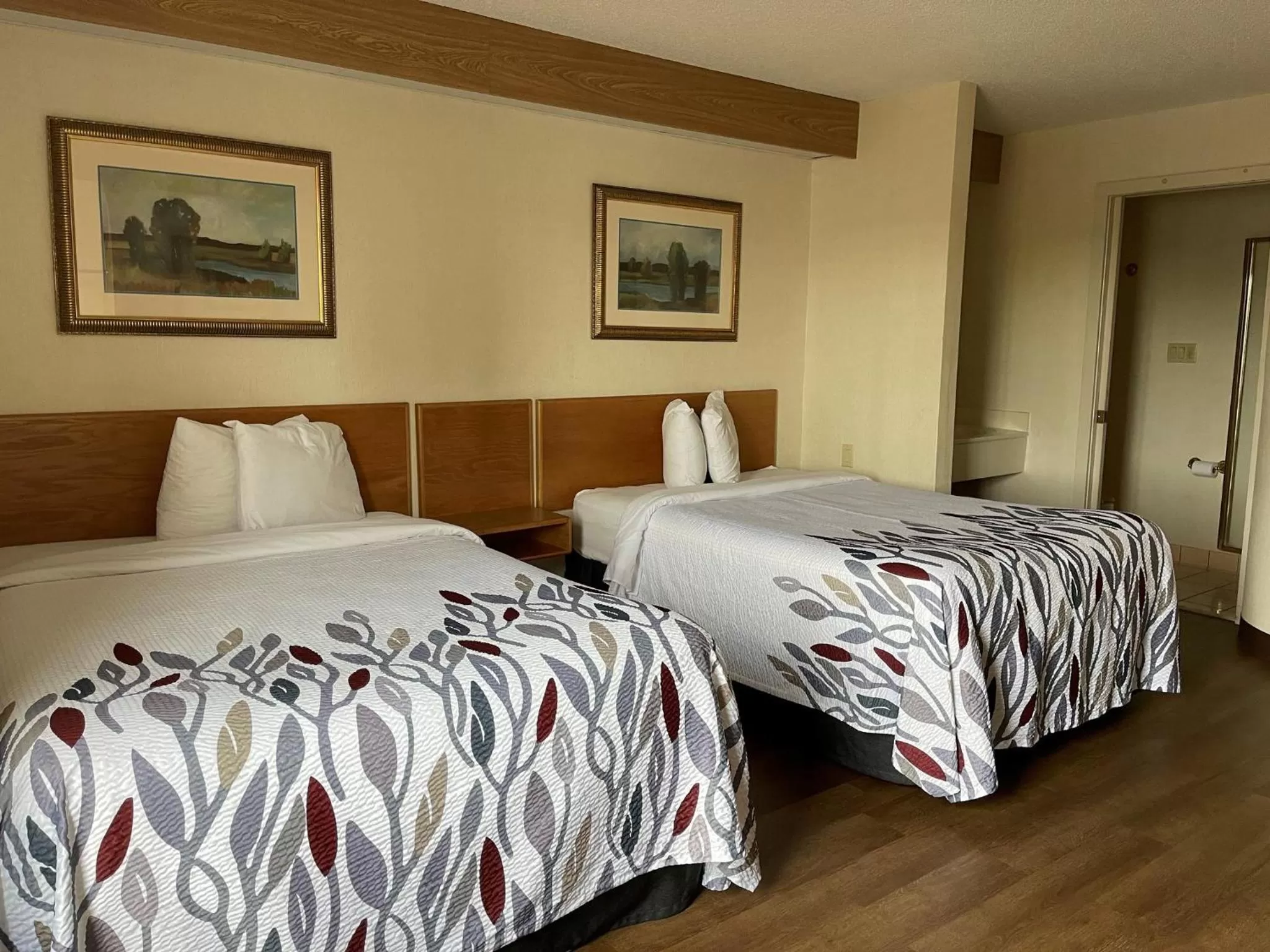 Bedroom, Bed in Red Roof Inn Branson