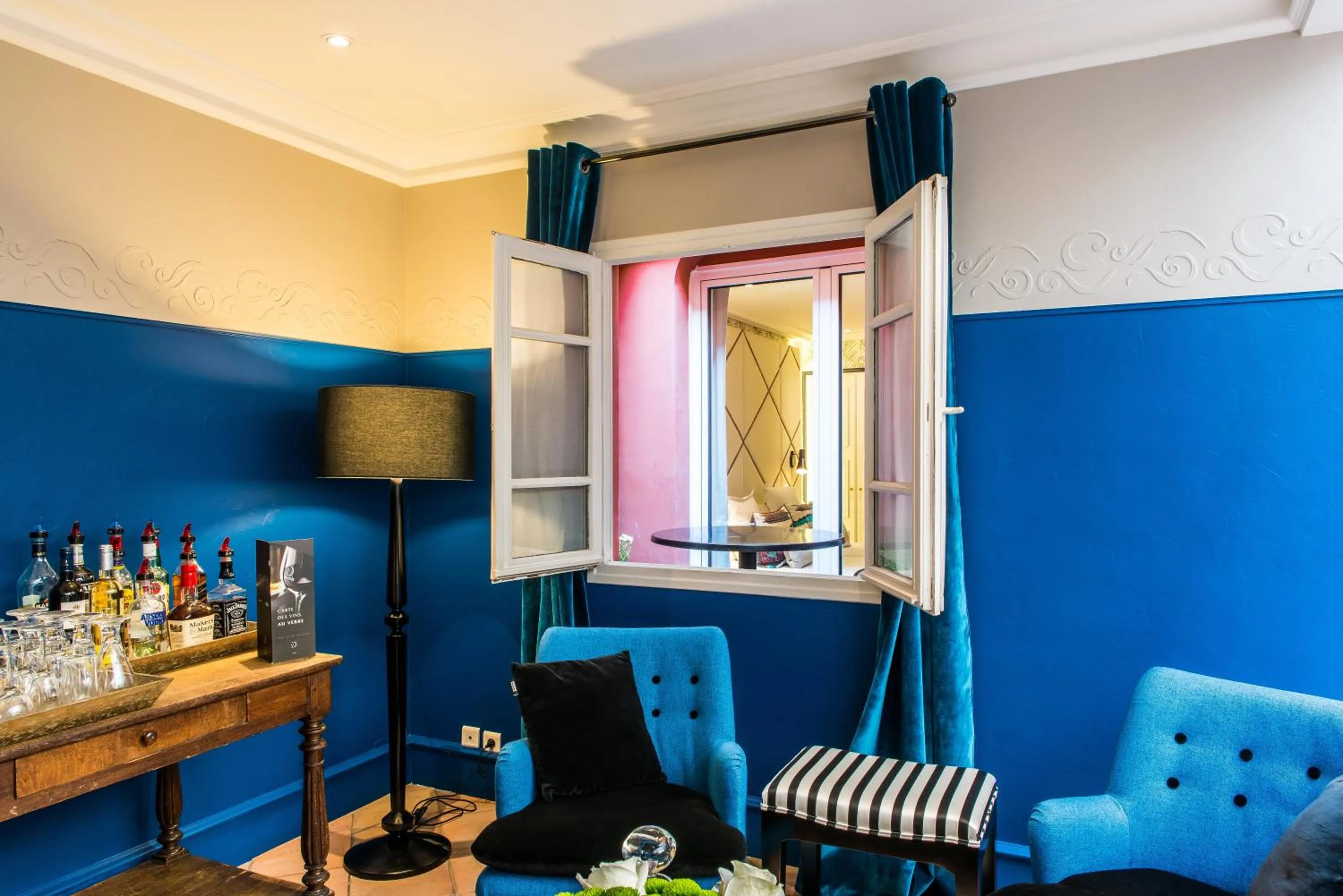 Lounge or bar in Hôtel Jardin Le Bréa