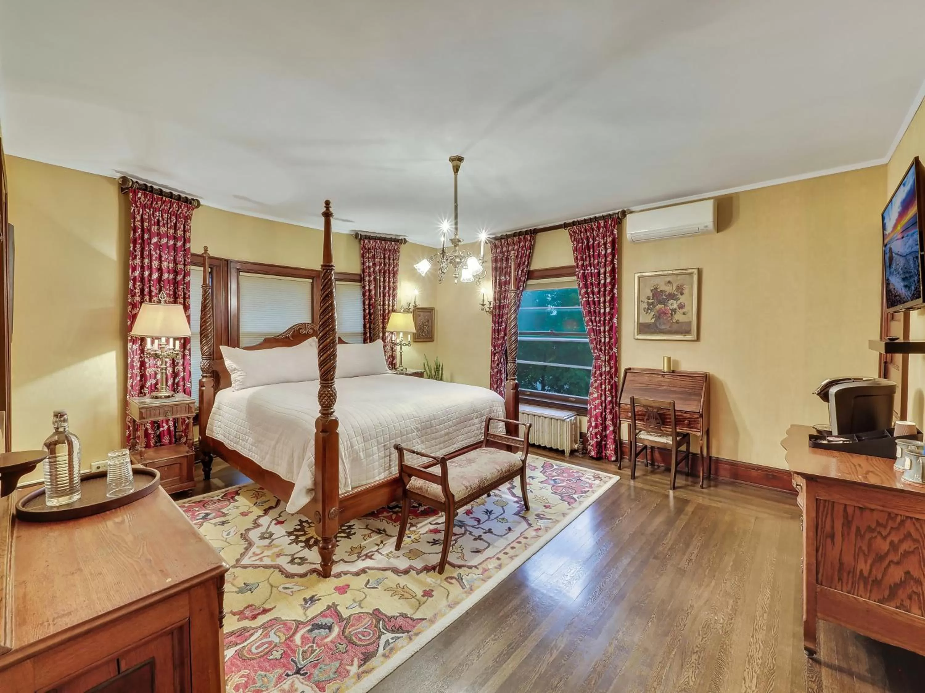 Photo of the whole room, Bed in Cartier Mansion