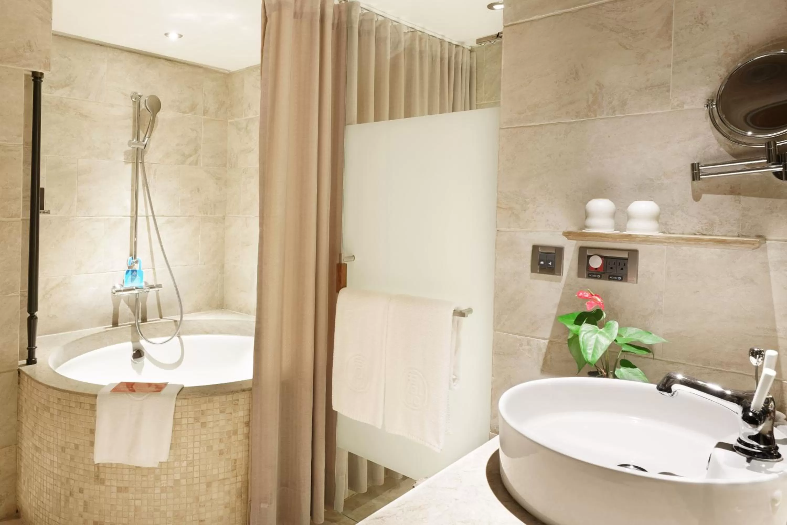 Shower in Palais de Chine Hotel